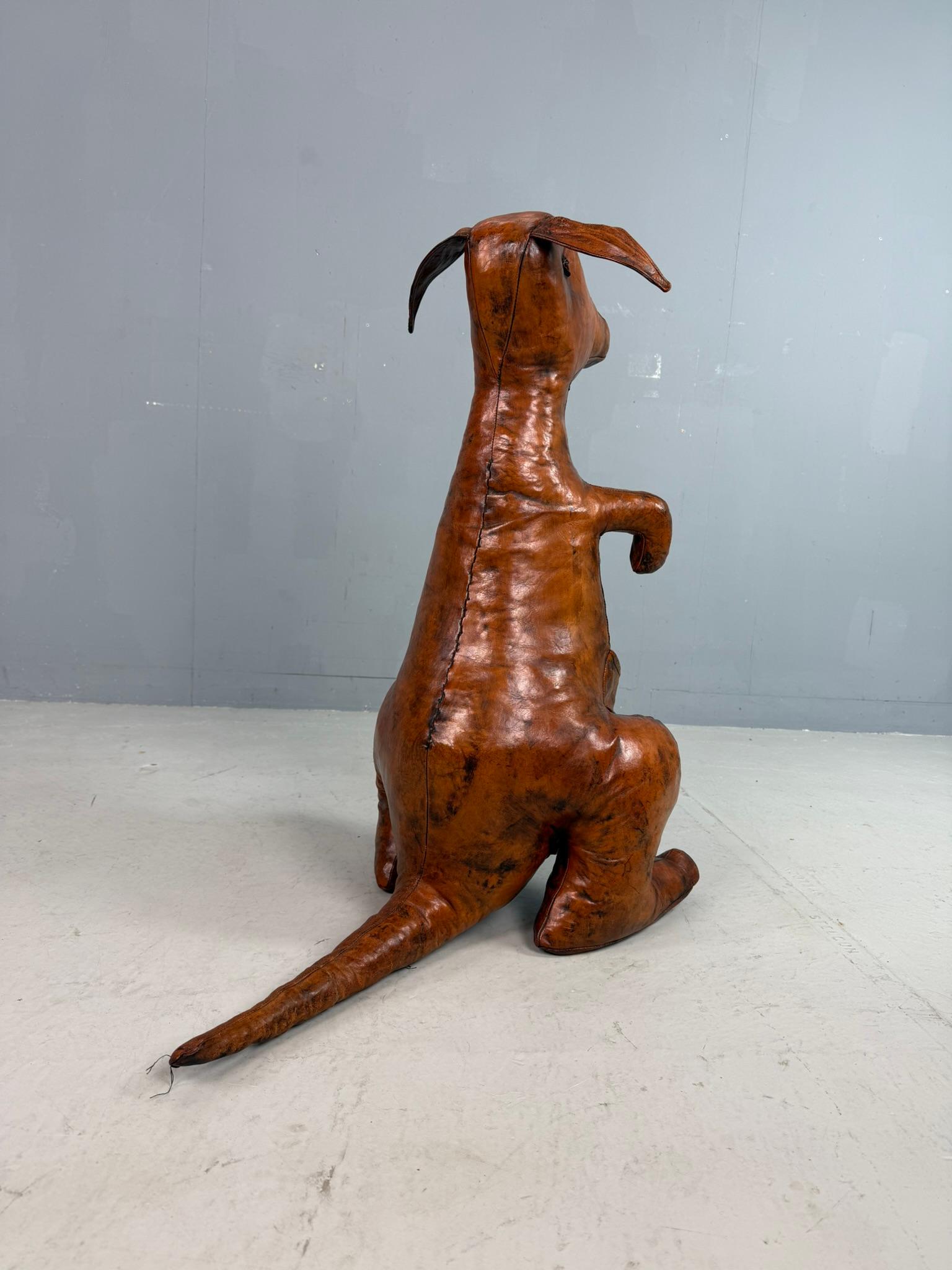 Dimitri Omersa Ledertasche für Zeitschriften Kangeroo, Almazán, Spanien, 1970 (gestempelt) (Spanisch) im Angebot