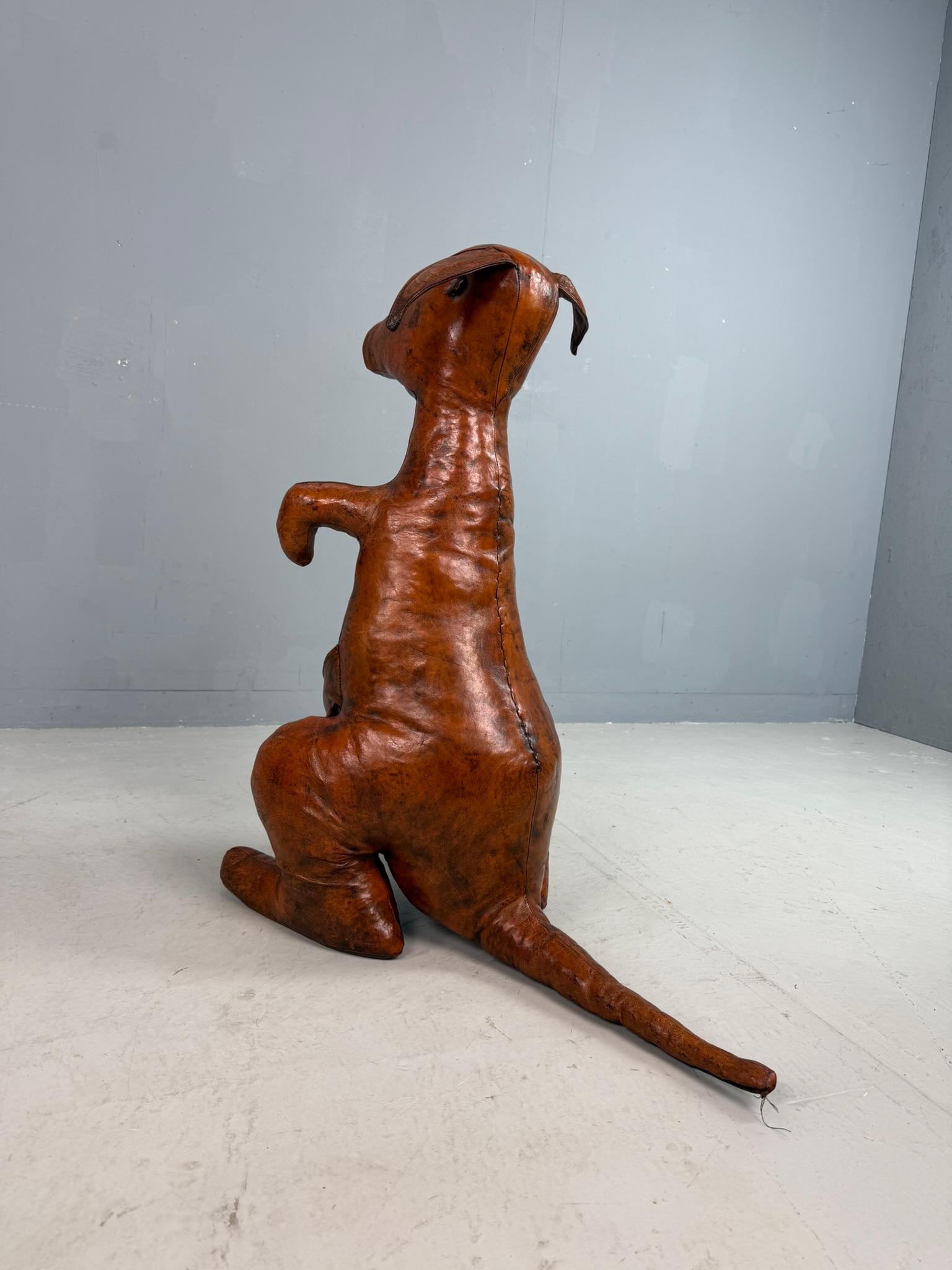 Dimitri Omersa Ledertasche für Zeitschriften Kangeroo, Almazán, Spanien, 1970 (gestempelt) im Zustand „Gut“ im Angebot in The Hague, NL