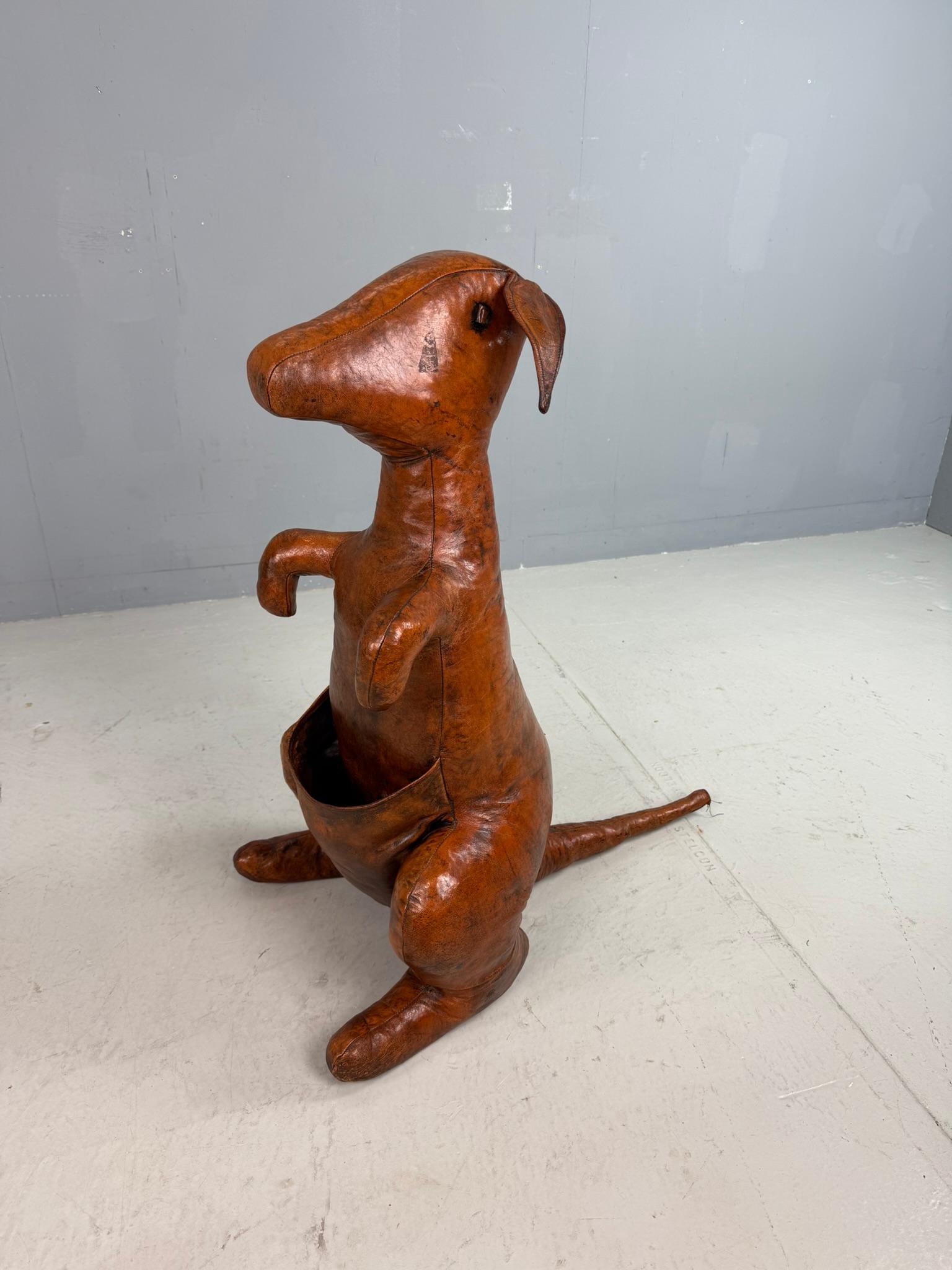 Dimitri Omersa Ledertasche für Zeitschriften Kangeroo, Almazán, Spanien, 1970 (gestempelt) (20. Jahrhundert) im Angebot