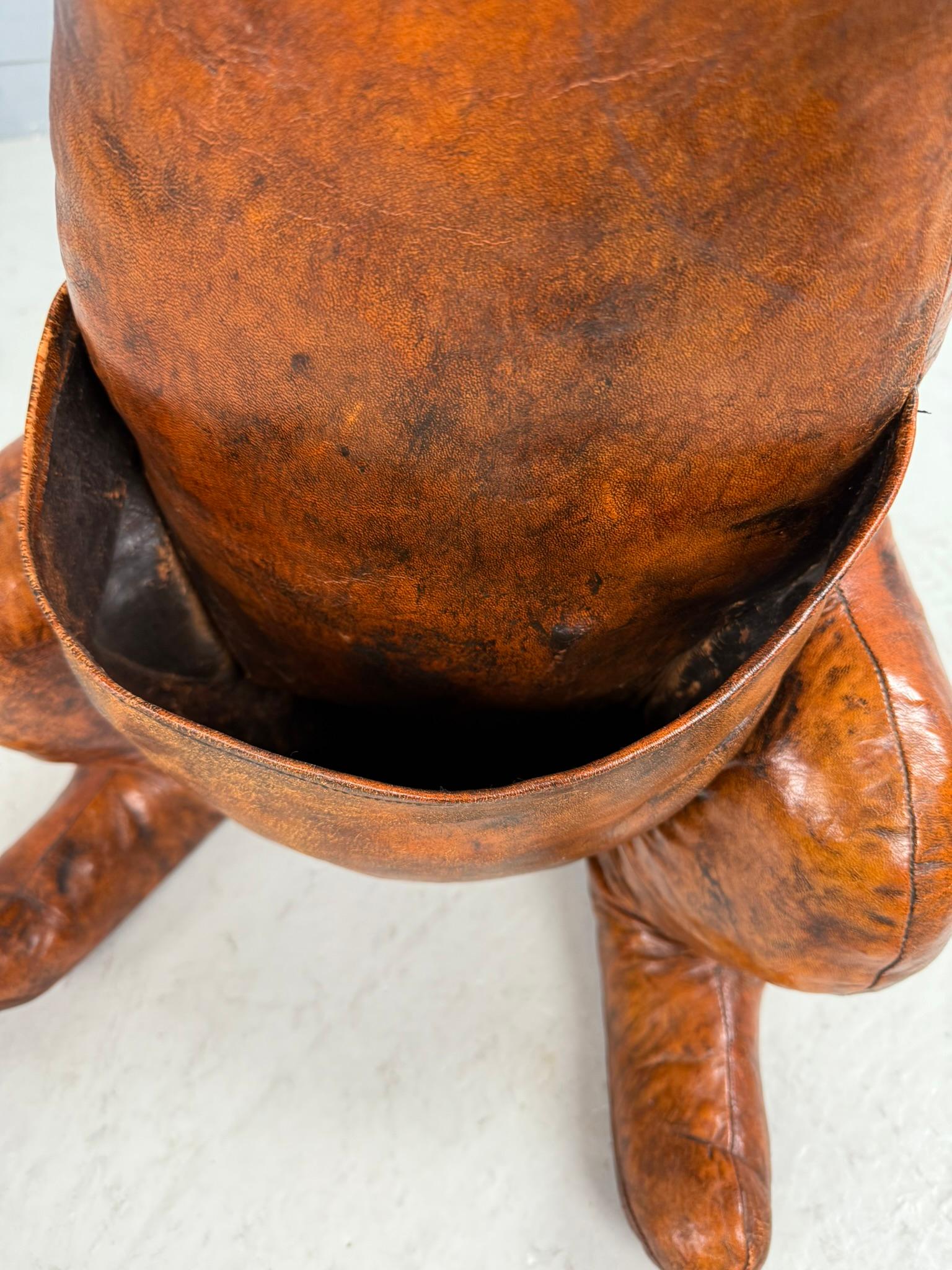 Dimitri Omersa Ledertasche für Zeitschriften Kangeroo, Almazán, Spanien, 1970 (gestempelt) im Angebot 1