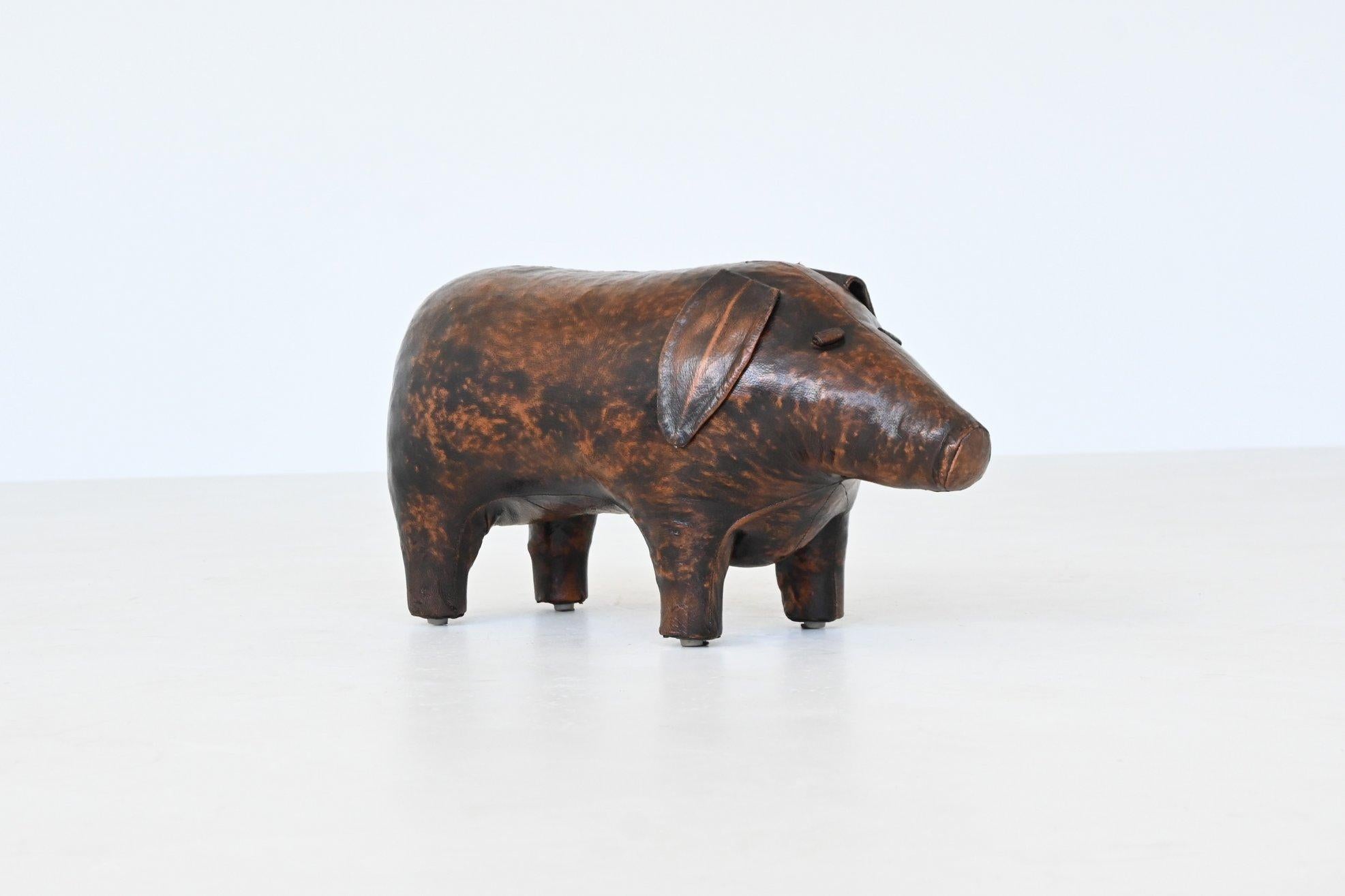 Este encantador cerdo de cuero es un diseño icónico de Dimitri Omersa y fabricado por Valenti, creado originalmente para Abercrombie & Fitch en la década de 1960. Fabricada a mano en el Reino Unido, esta pieza forma parte de una legendaria colección