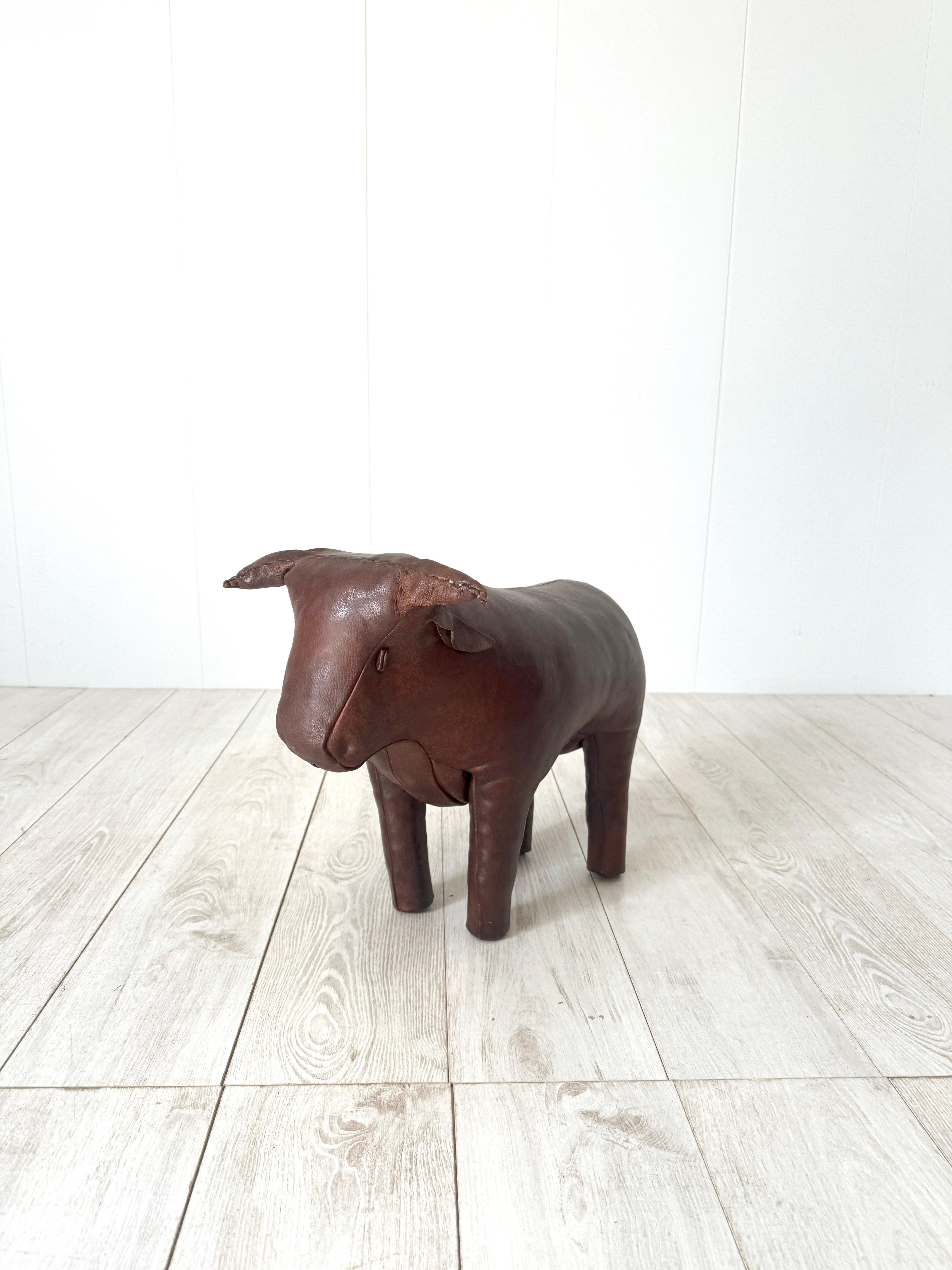 Reposapiés de cuero con forma de toro diseñado por Dimitri Omersa en los años 70
