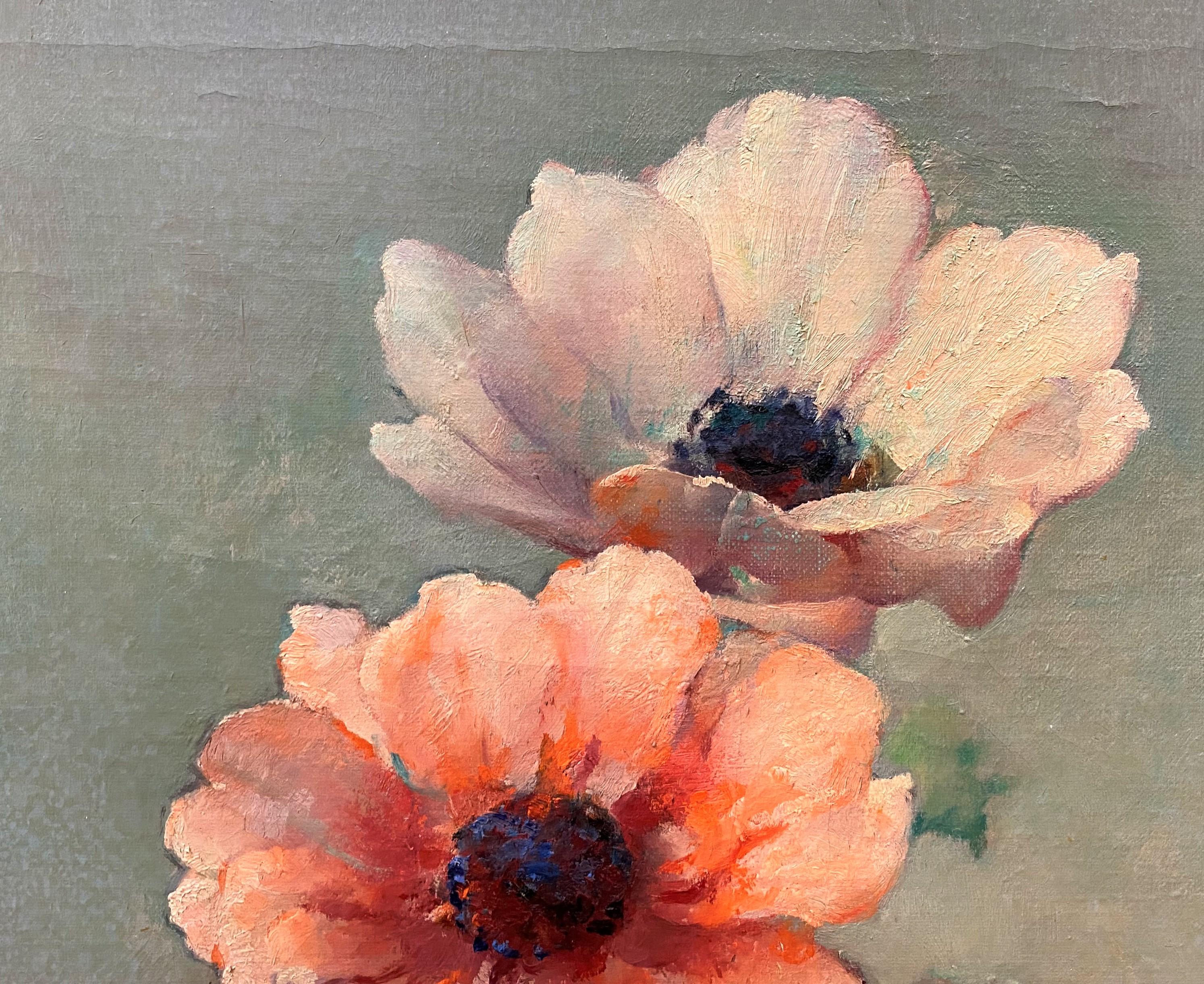 Dieses wunderbare Blumenstillleben wurde von Dimitri Romanovsky (1887-1971) gemalt, einem in Südrussland geborenen Künstler, der in New York lebte und arbeitete und ein Atelier in der Carnegie Hall hatte. Er studierte unter anderem bei William Chase