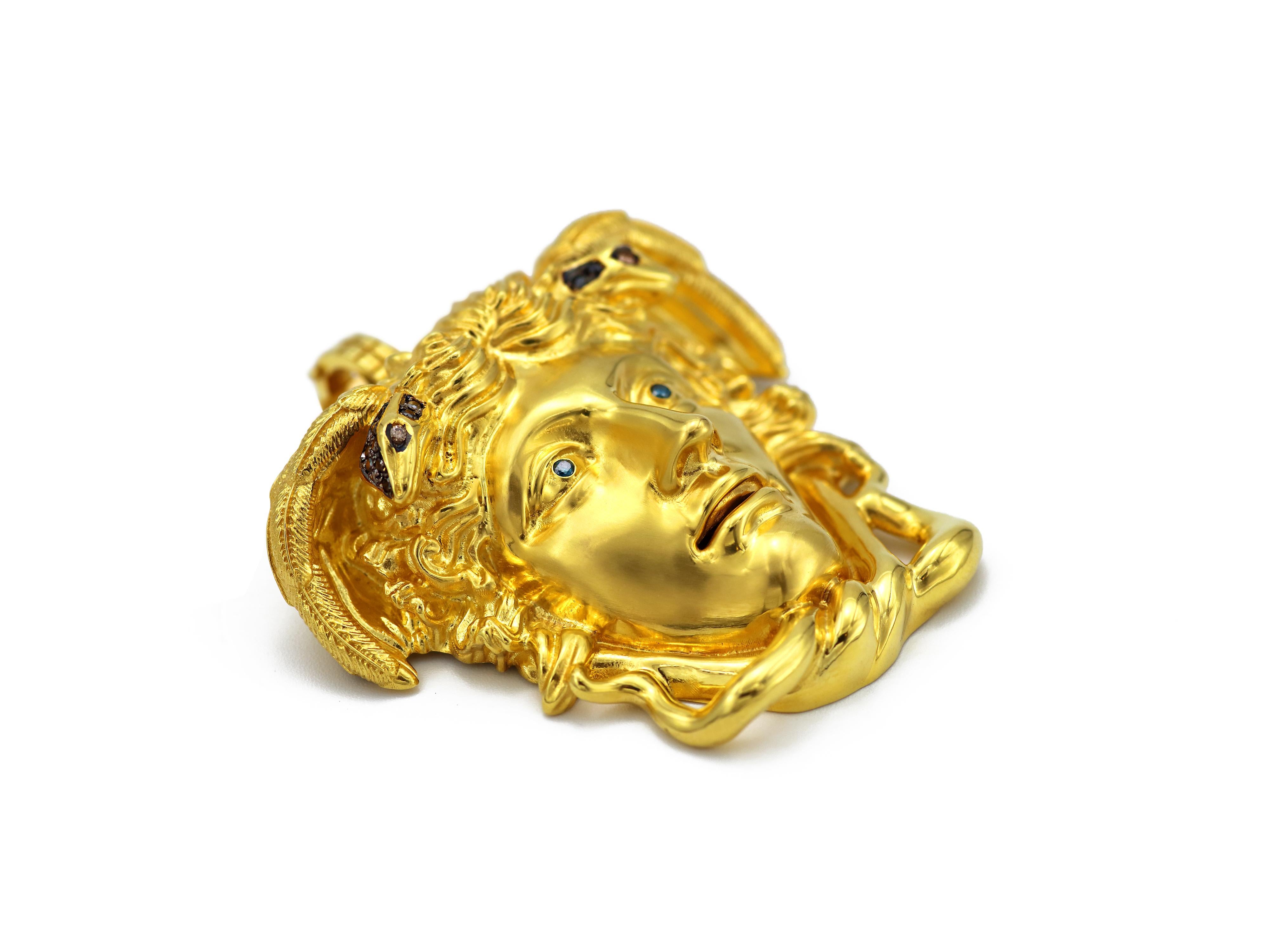 Néo-grec Dimos Pendentif Méduse en or 18 carats avec diamants de la Grèce antique en vente