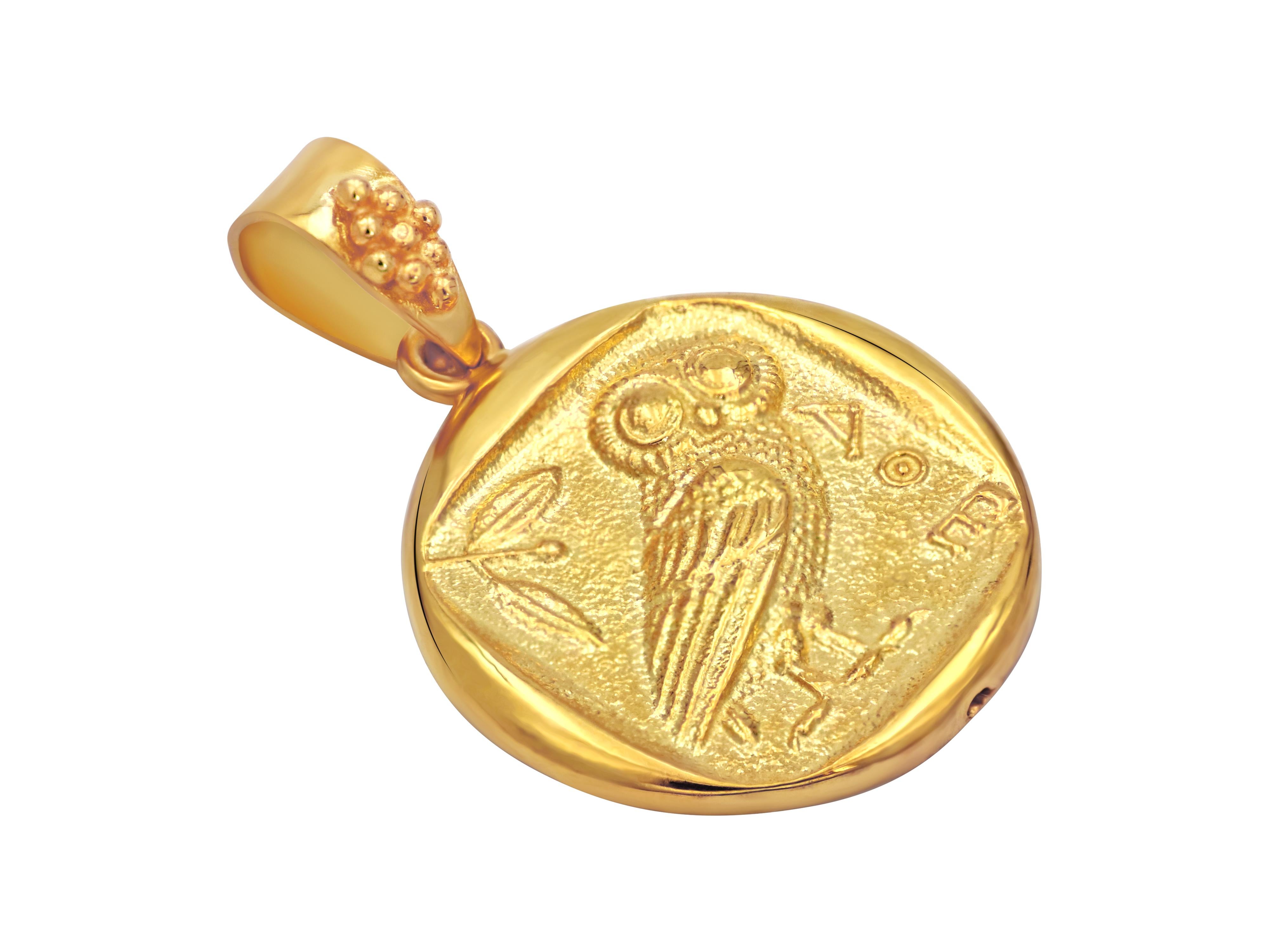 Replik einer antiken griechischen Münze aus dem Jahr 440 v. Chr., gefasst in 18 Karat Gelbgold. Die Eule war das Symbol Athens und der Weisheit und der Lieblingsvogel der Göttin Athene, in den sie sich sehr oft verwandelte.