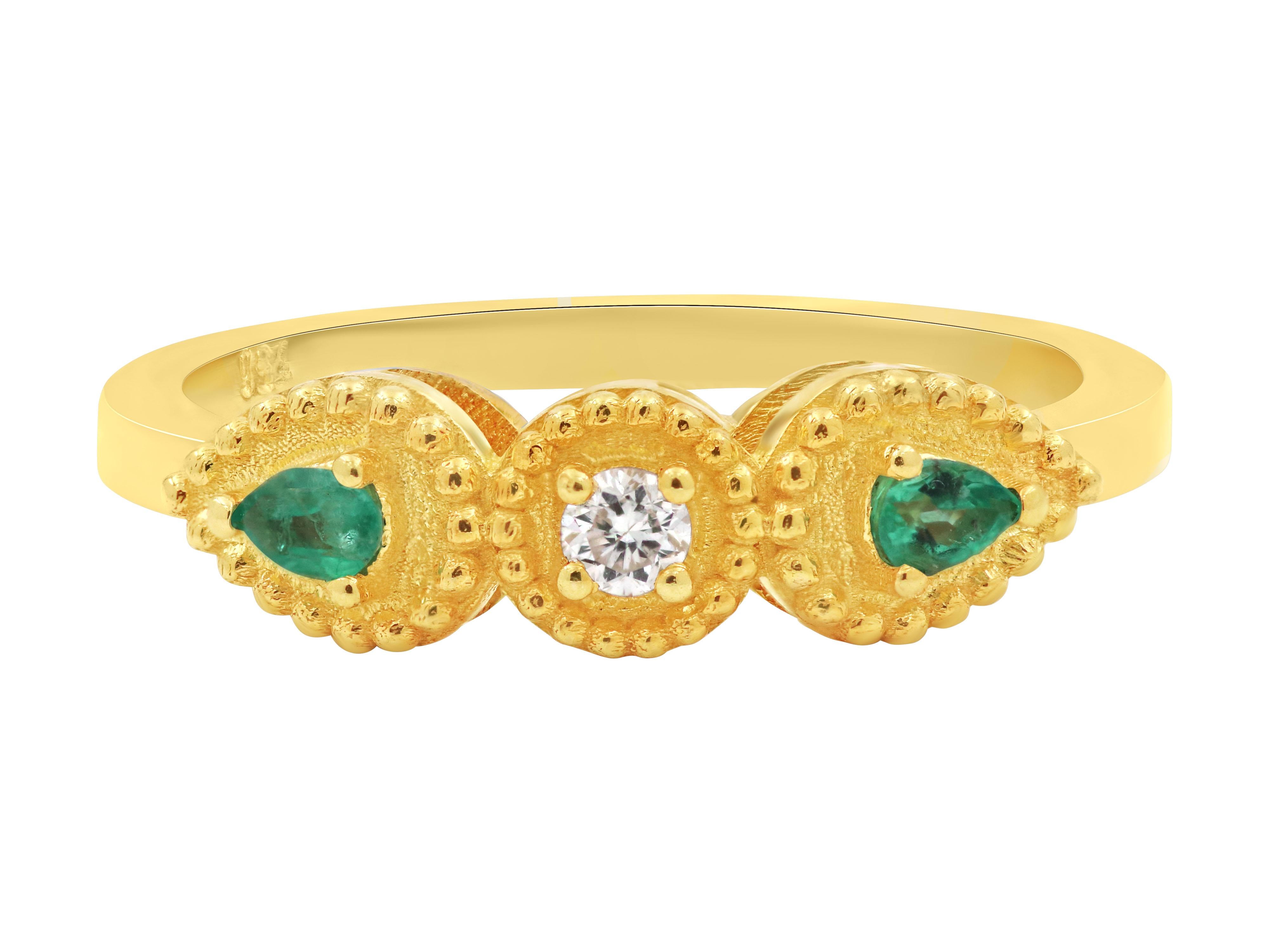 A neoclassic ring in 18k gold with 0.12 carats pear-cut emeralds and 0.04 carats brilliant diamond. The neoclassic design style blends classical elements with contemporary aesthetics, resulting in a timeless and versatile ring. It can be worn for