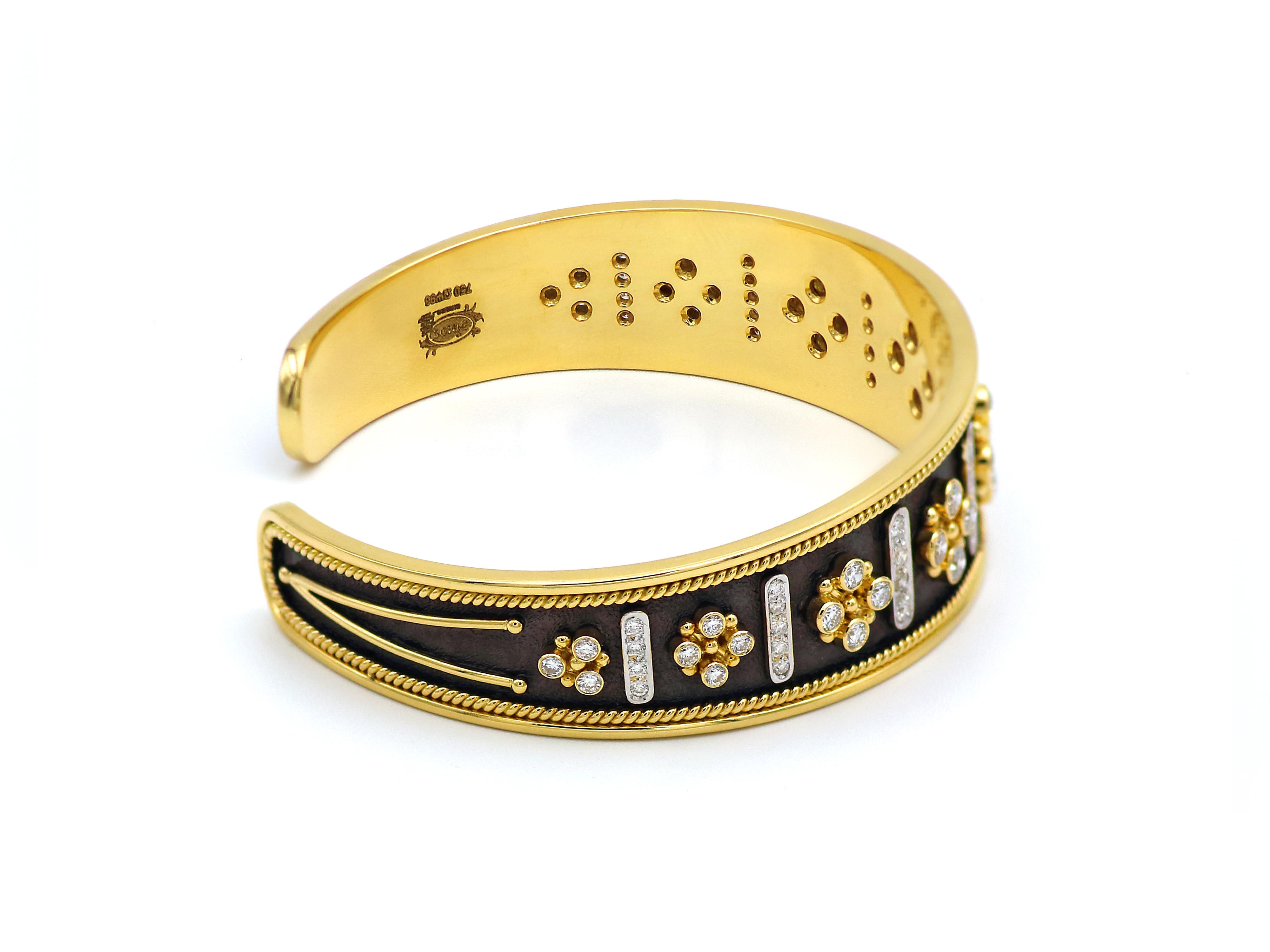 Taille brillant Dimos, manchette byzantine en or 18 carats avec diamants brillants en vente