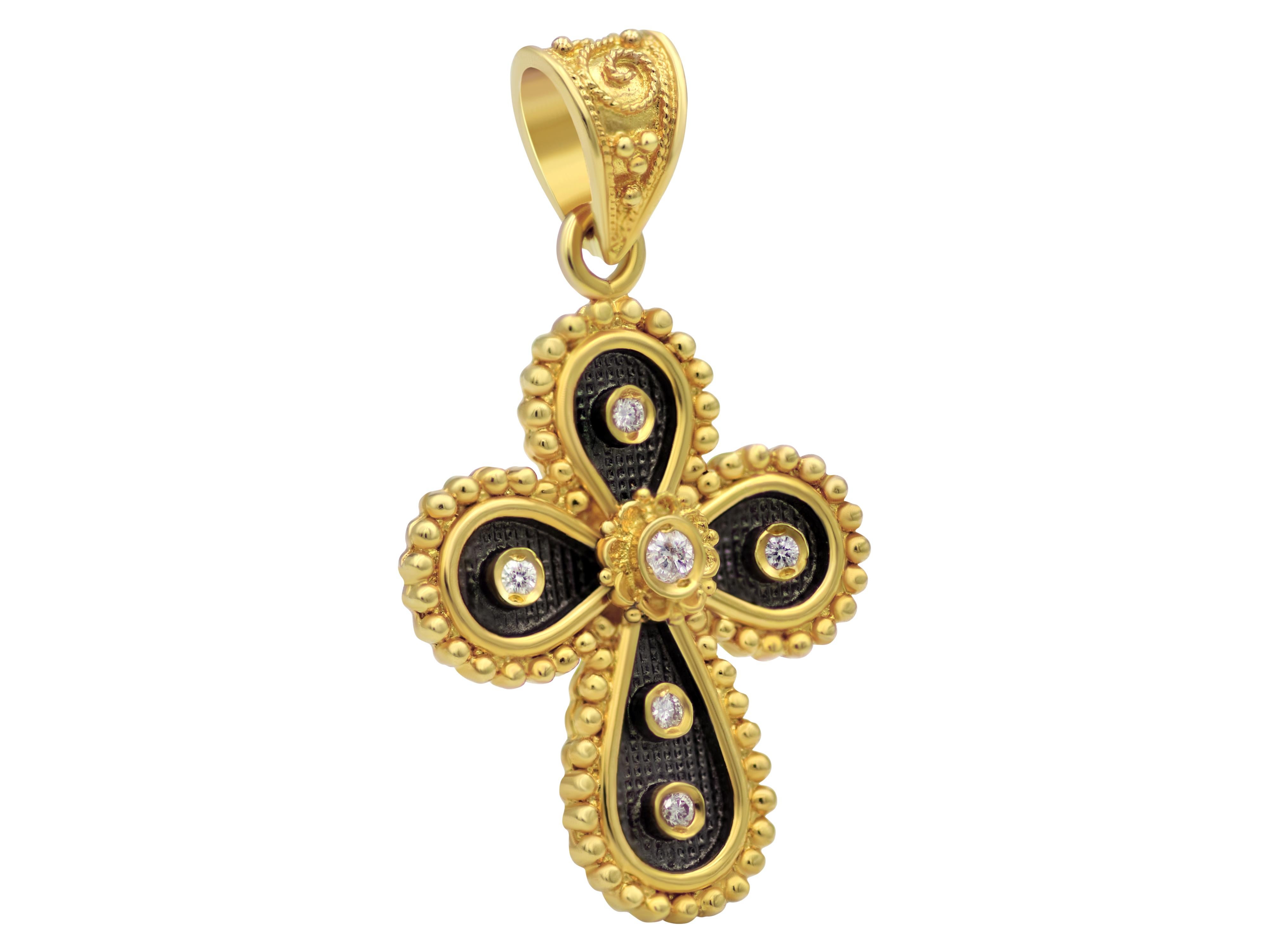 Croix byzantine en or jaune massif 18 carats et diamants taille brillant 0,20 carats. Il a une taille douce, un bel encadrement de perles de granulation plus grandes dans un fond de platine noire créant une présence dynamique malgré sa taille.