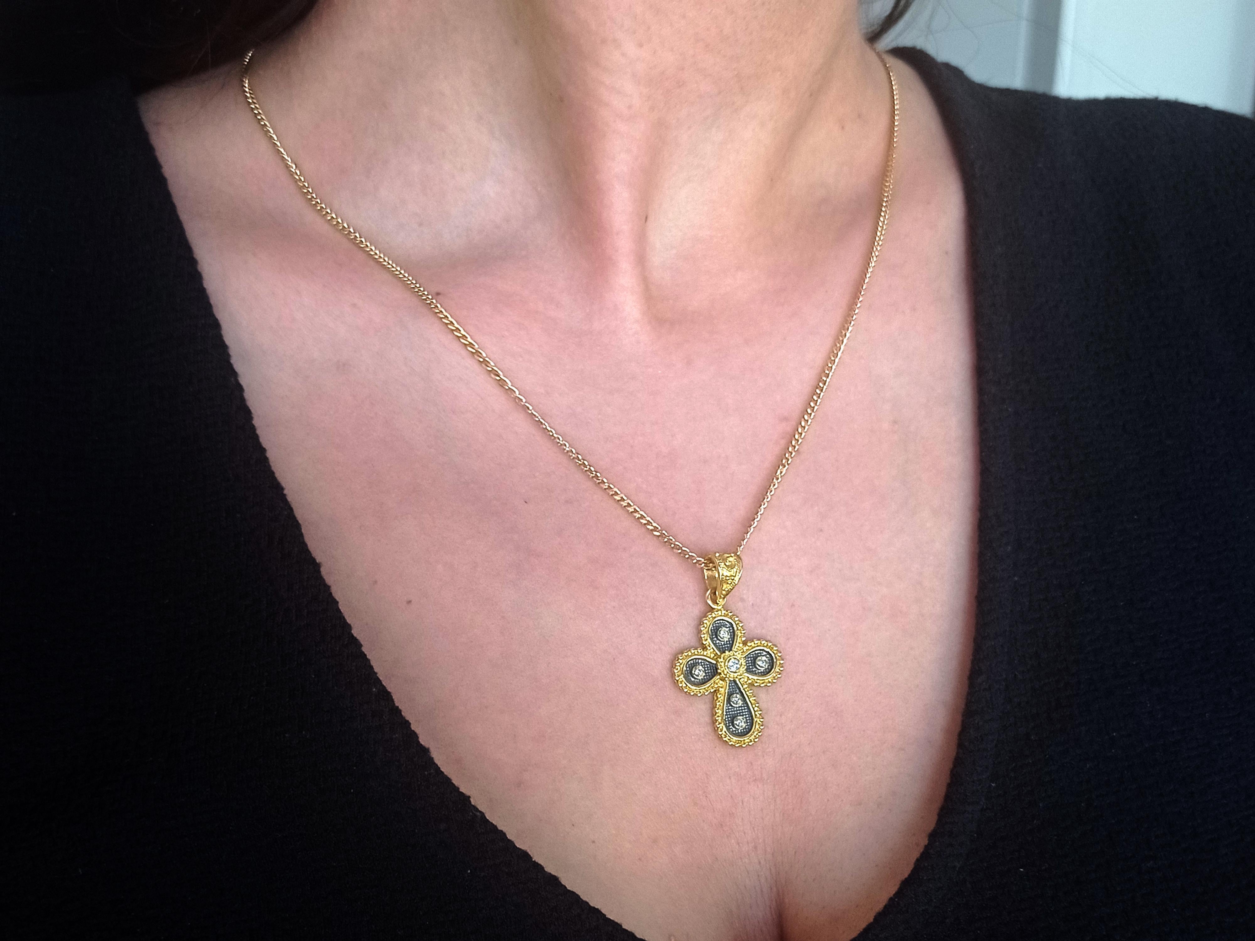 Dimos, croix byzantine en or 18 carats et diamants  Pour femmes en vente