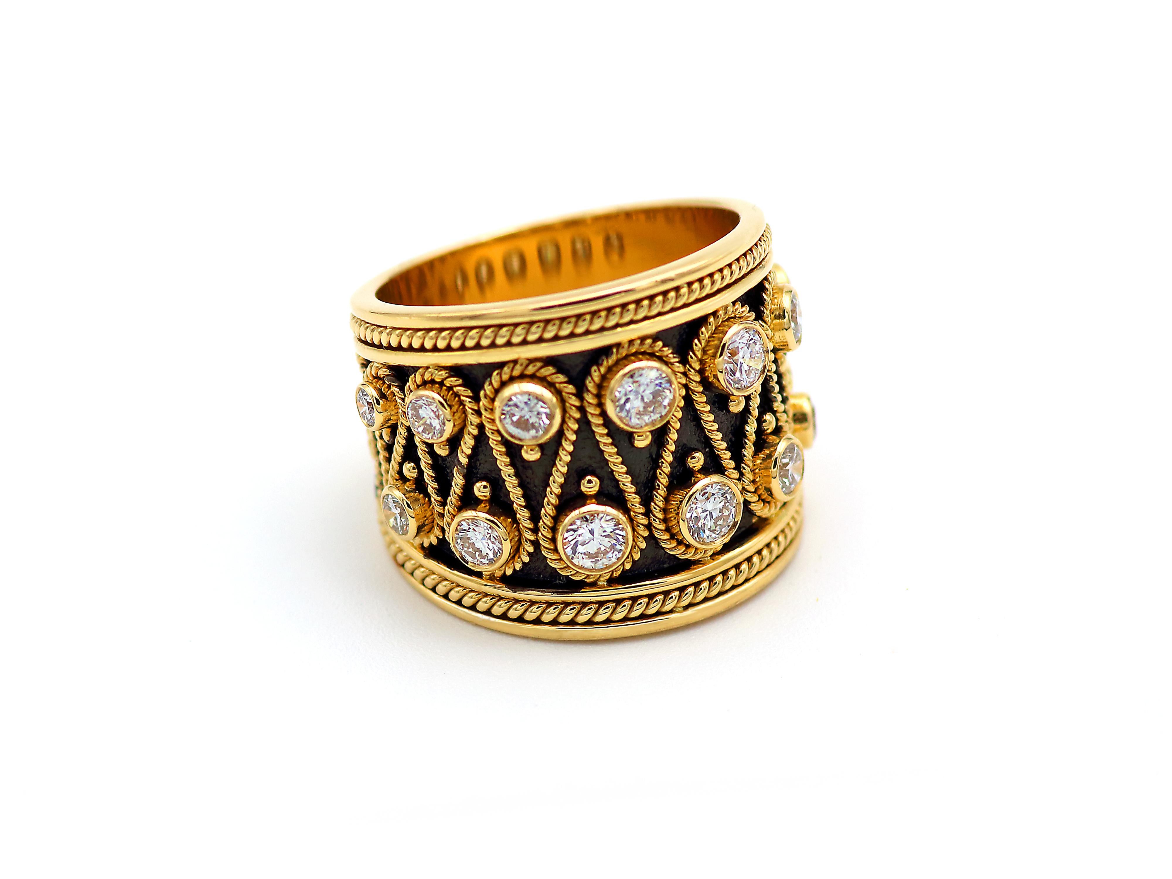 Βyzantinisch inspirierter Bandring der Collection'S Noir, handgefertigt von Dimos aus 18 Karat Gelbgold und mit 1,34 Karat natürlichen Brillanten besetzt. 
Handgefertigte Filigran- und Granulatperlen bilden diesen massiven und schweren Ring. Dieser