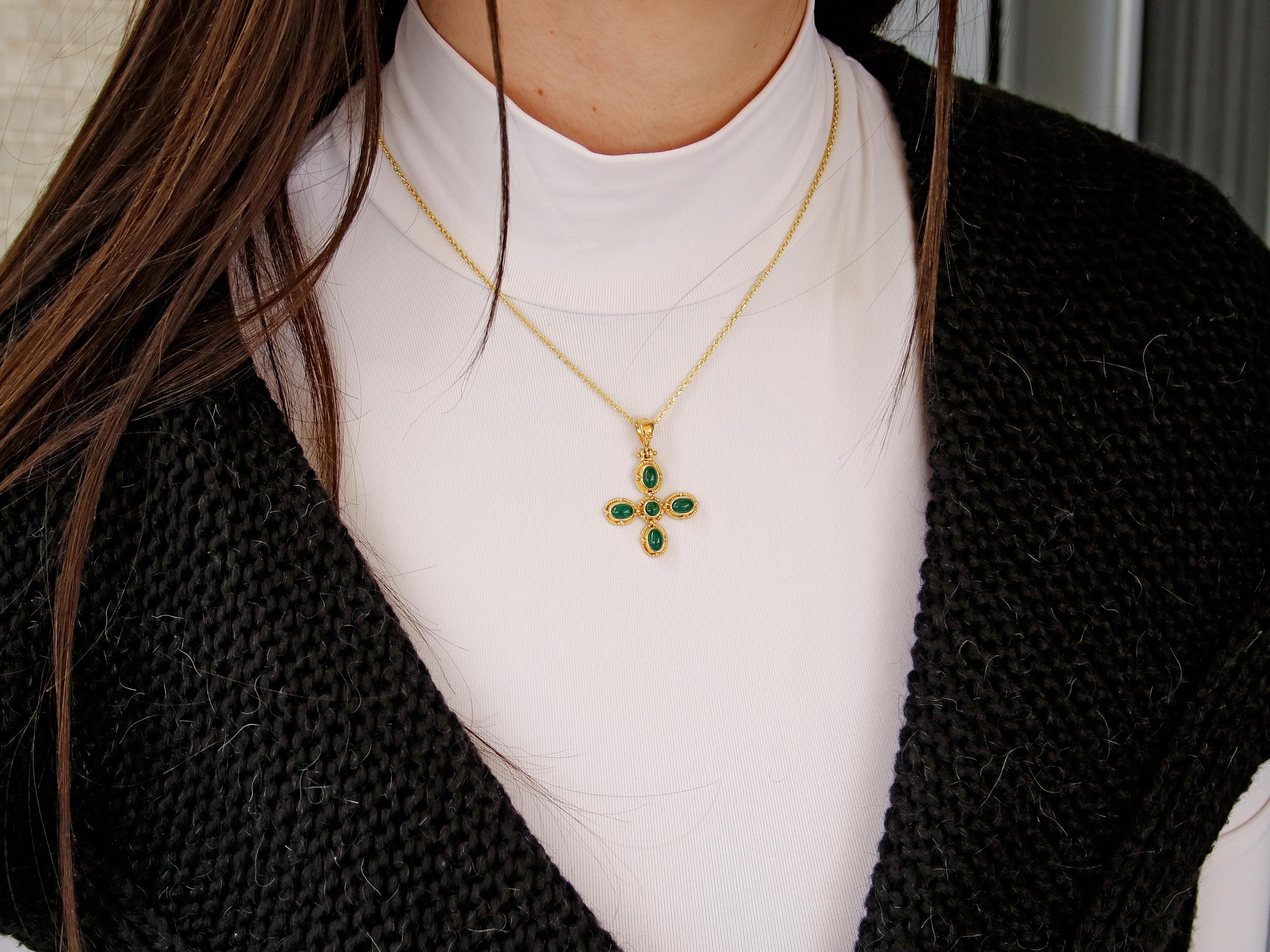 Dimos 18 Karat Gold byzantinisch inspiriertes Kreuz mit Smaragden Damen im Angebot