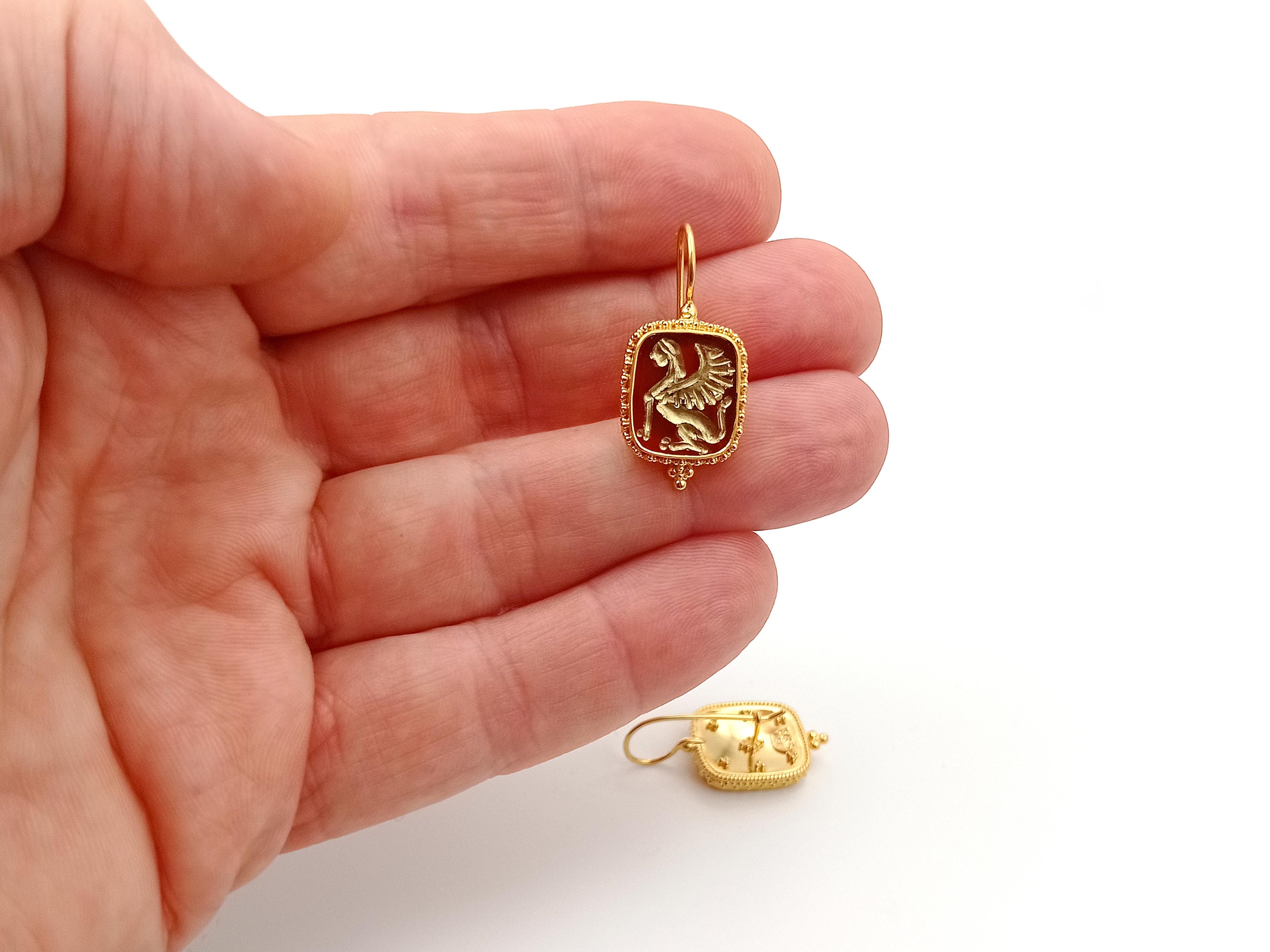 Dimos 18k Gold geschnitzte Cornelianische Sphinx-Ohrringe (Neugriechisch)