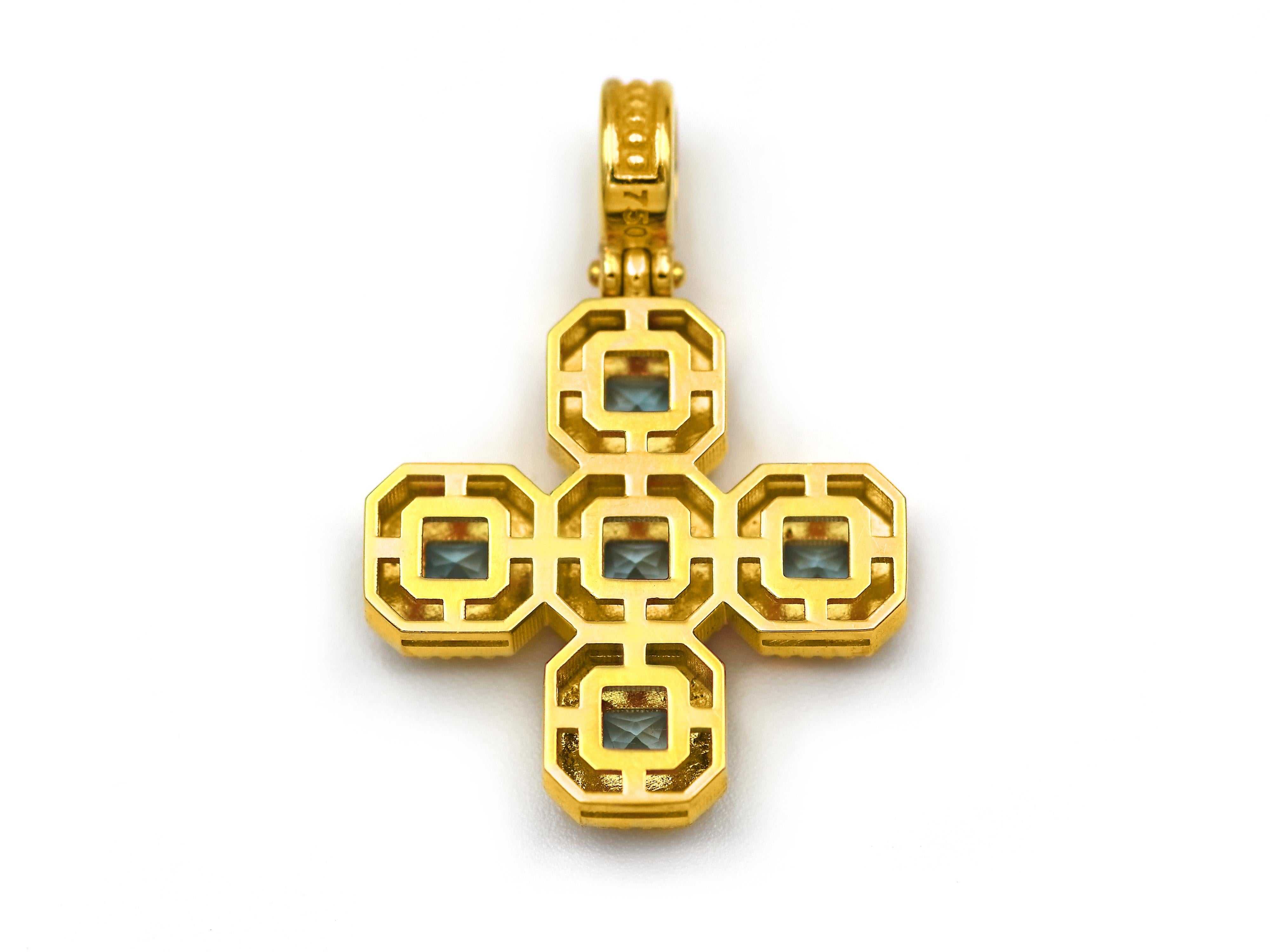 Dimos 18 Karat Gold Kreuz-Anhänger mit Aquamarinen (Carréschliff) im Angebot