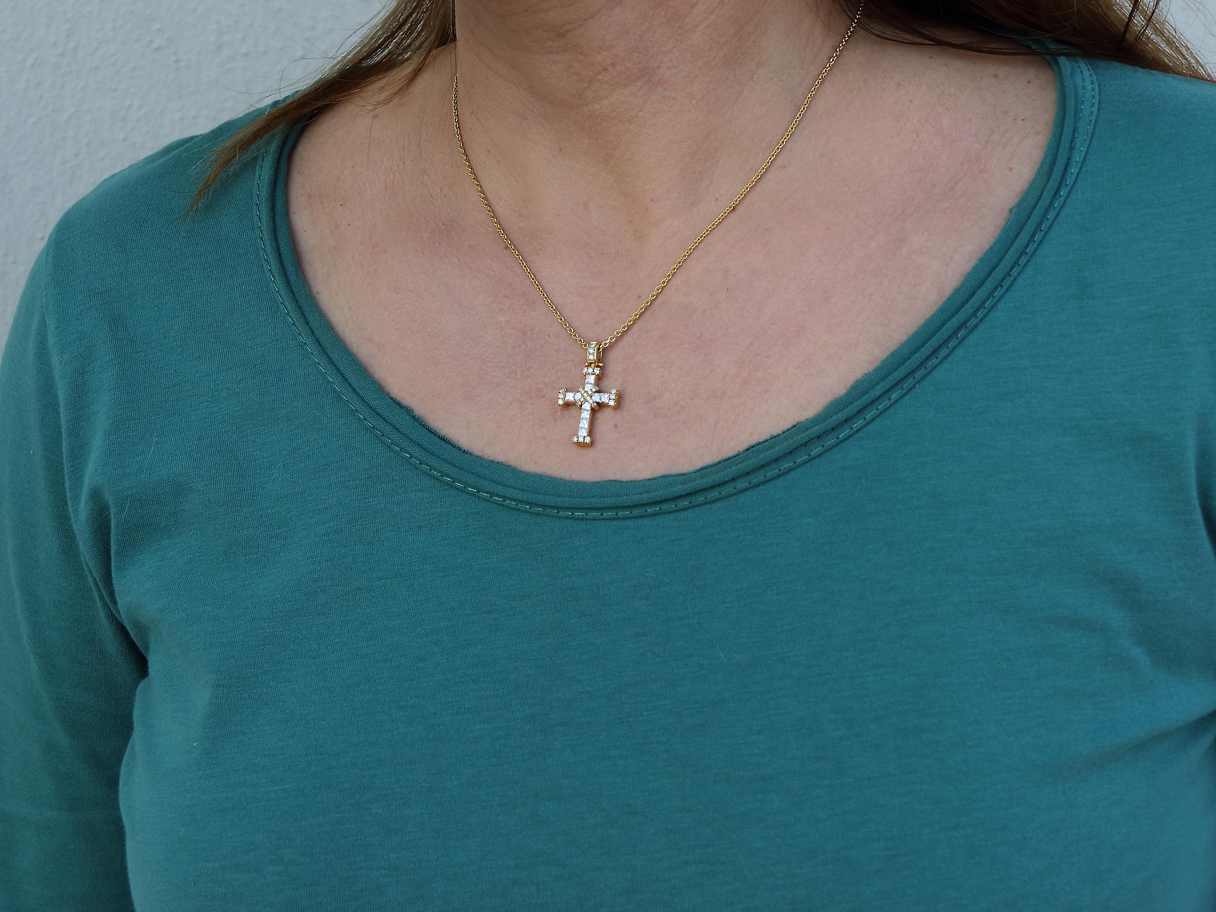 Dimos 18k Gold Cross with Princess Cut Diamonds In New Condition For Sale In Athens, GR