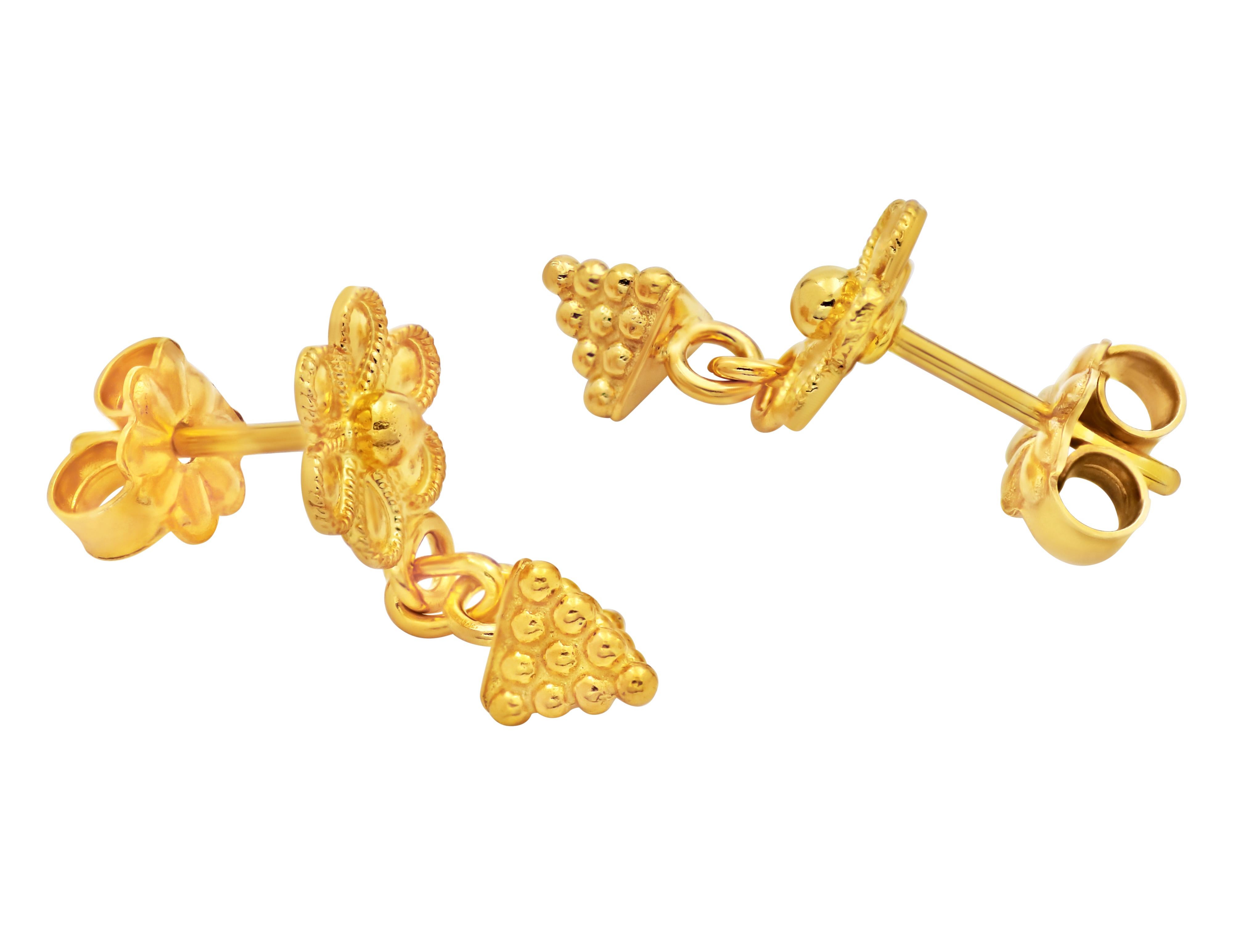 Ohrringe mit Gänseblümchen und Granulationspyramiden aus 18 Karat Gelbgold. Ein Werk im neoklassischen Museumsstil, das von Geschmack und Wissen zeugt.