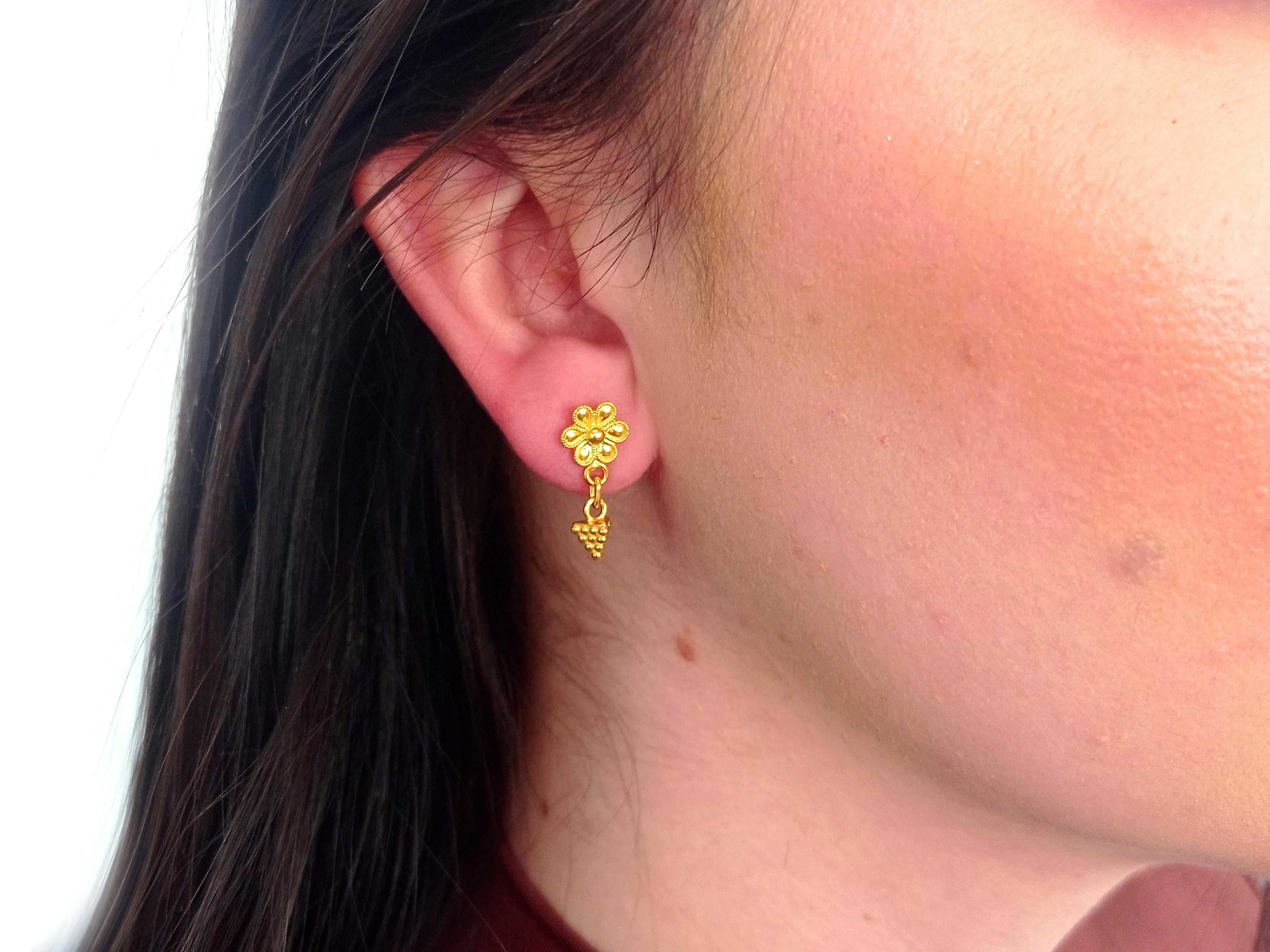 Dimos Gänseblümchen-Ohrringe aus 18 Karat Gold mit Granulation-Pyramiden (Neoklassisch) im Angebot