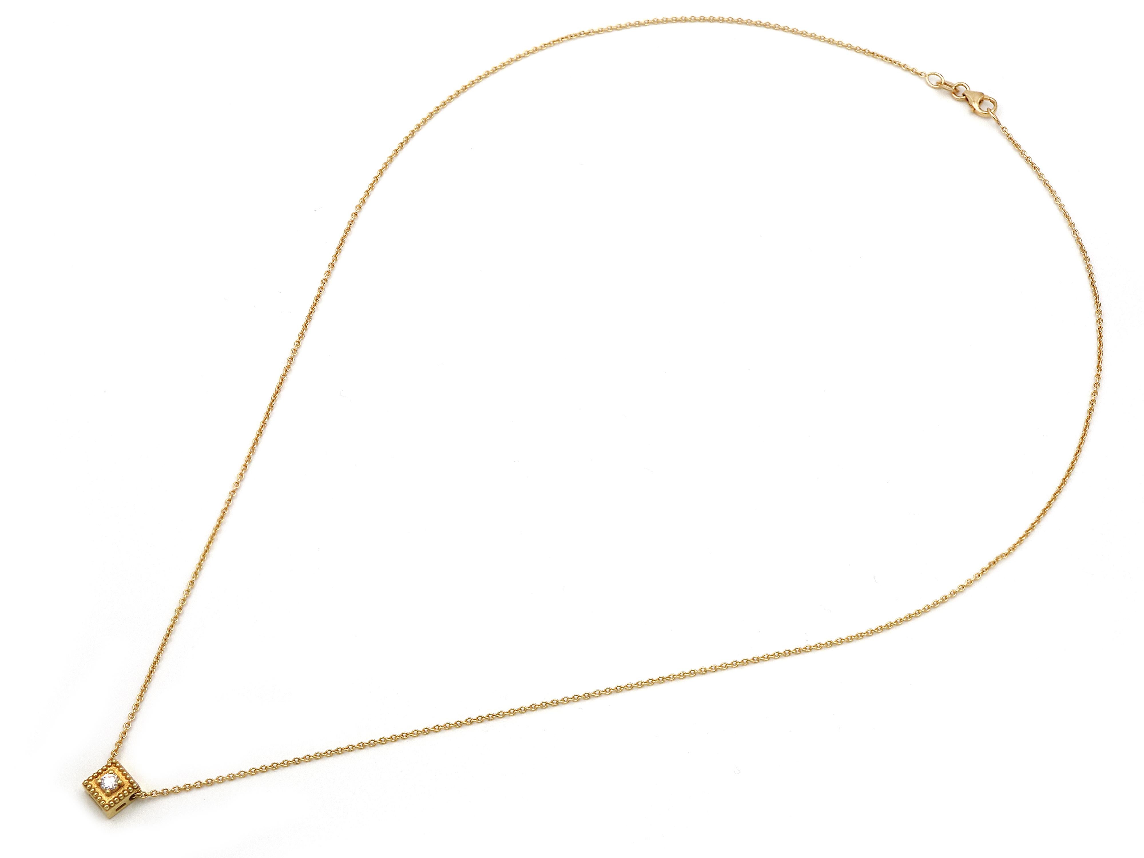 18-karätiges Gold aus der Collection'S Balance Halskette, die es in sich hat. Rund um in einem Quadrat Elemente der neoklassischen Ästhetik mit Granulation und mit sehr weißem Brillanten besetzt, um sicherzustellen, dass auch kleine kann mächtig