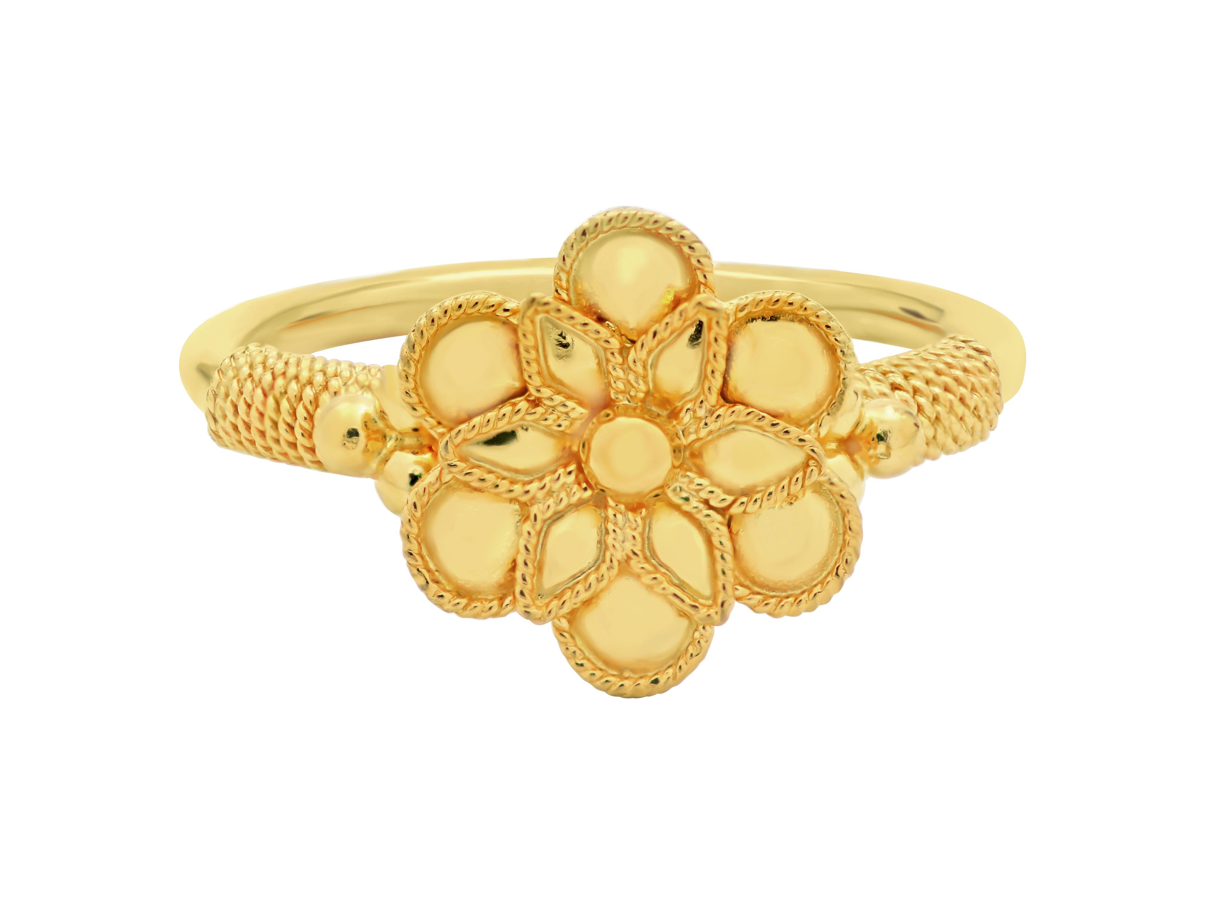 The rosette ring in its double version set in 18k yellow gold. A museum legend that it’s been so presented in our history here in a double leaf with filigrees. Thin band for comfort wear also with filigree decoration.