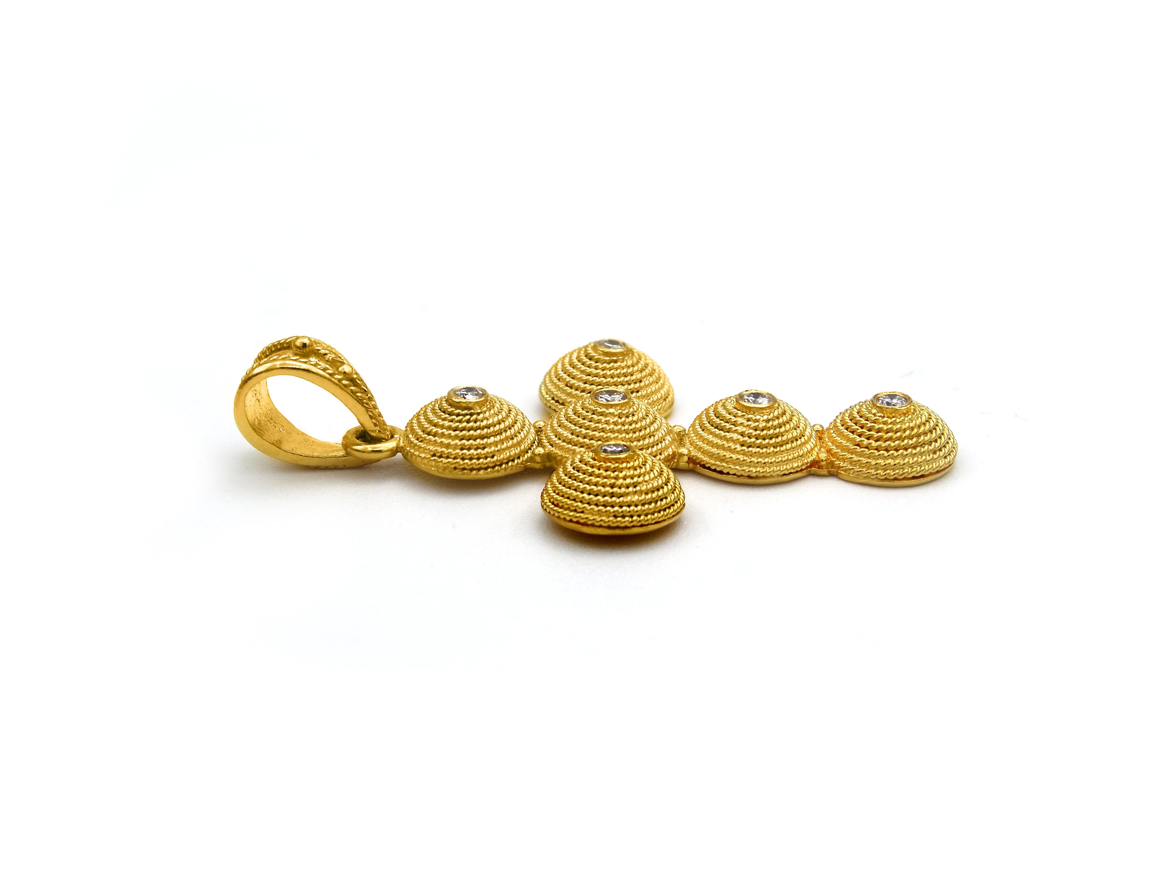 Taille brillant Dimos Pendentif croix filigrane en or 18 carats avec diamants en vente