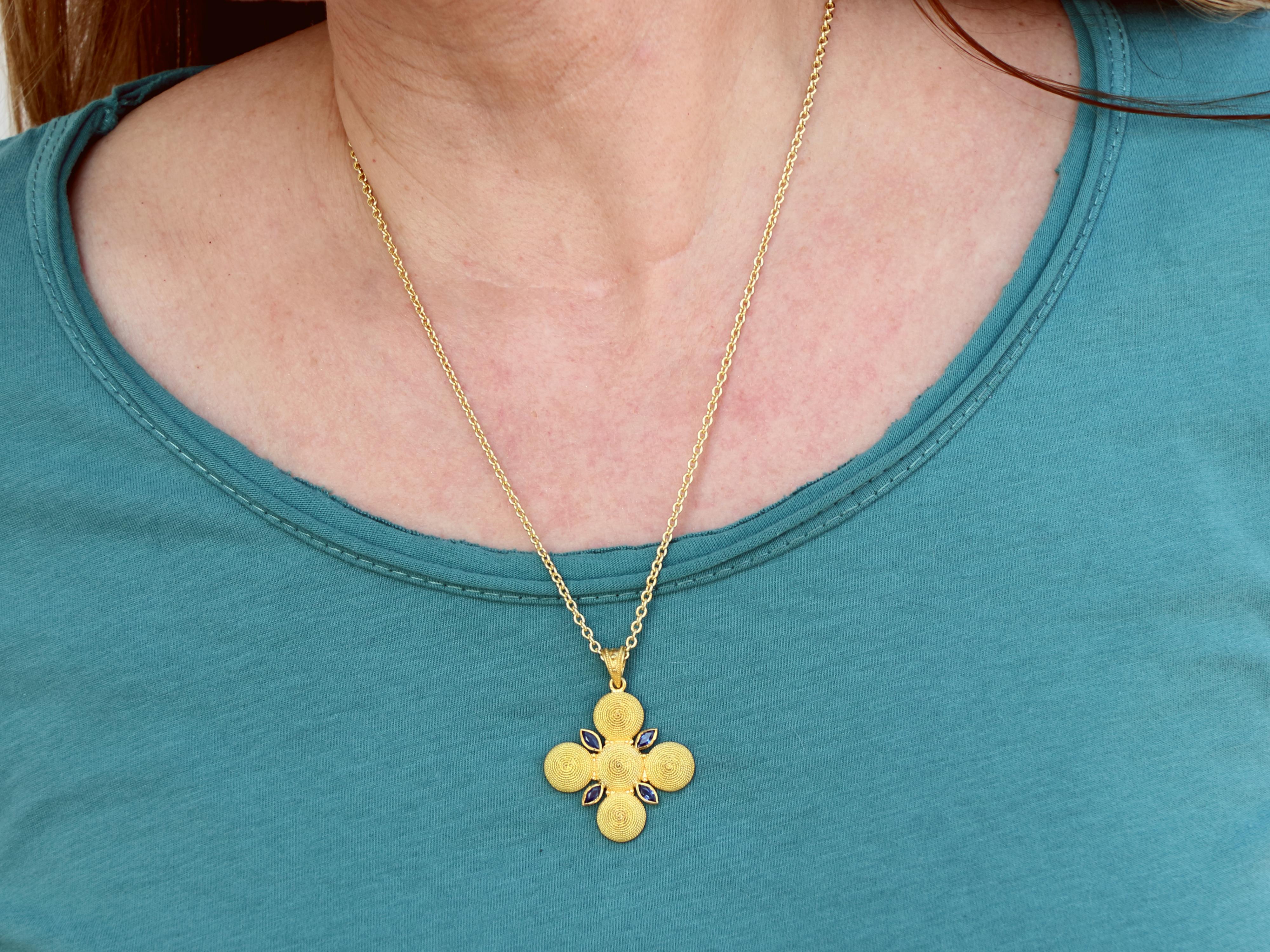 Dimos Pendentif croix filigrane en or 18 carats avec saphirs marquises Pour femmes en vente