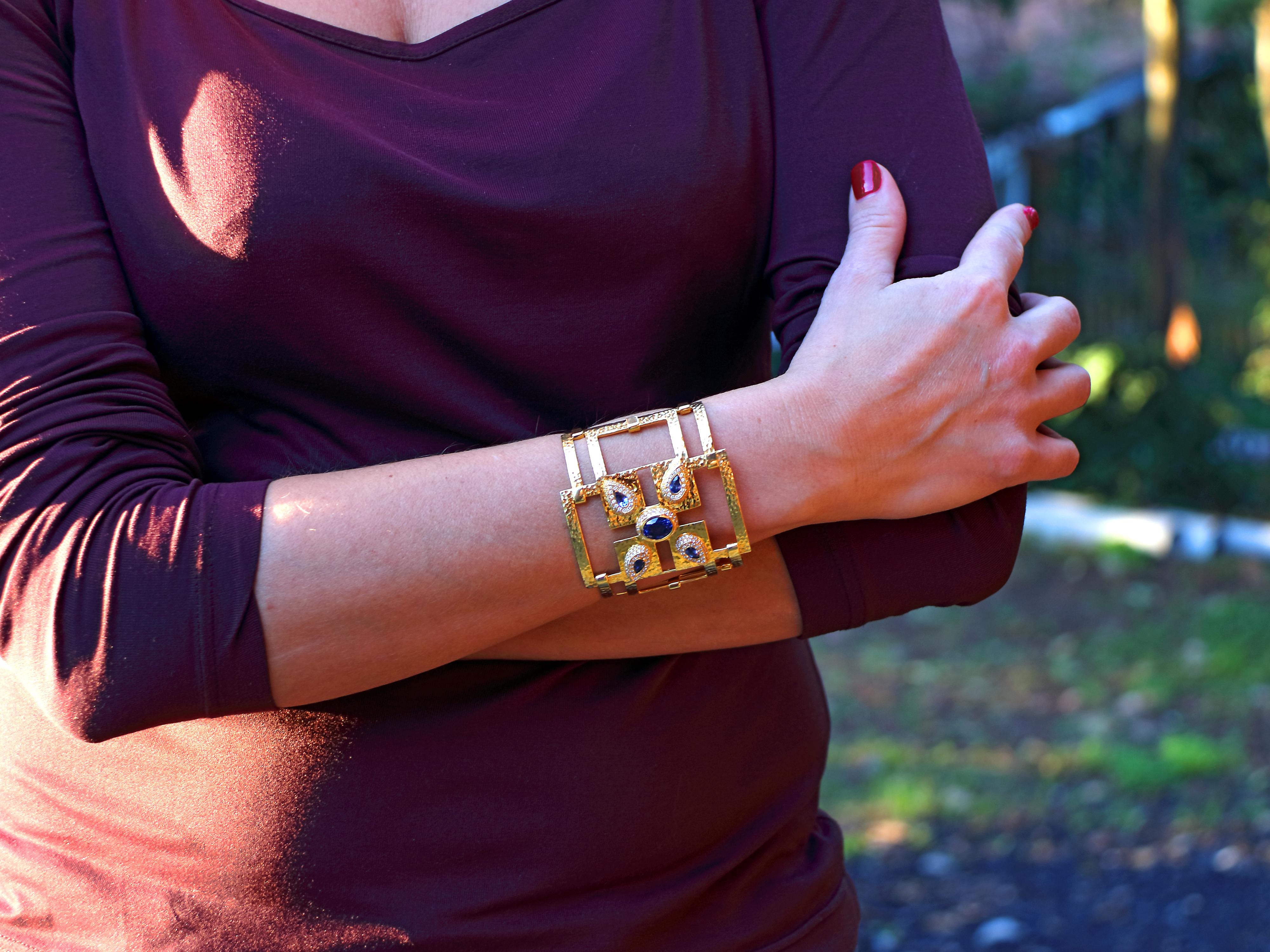 Dimos Bracelet géométrique en or 18 carats avec tanzanite et saphirs de Ceylan en vente 3