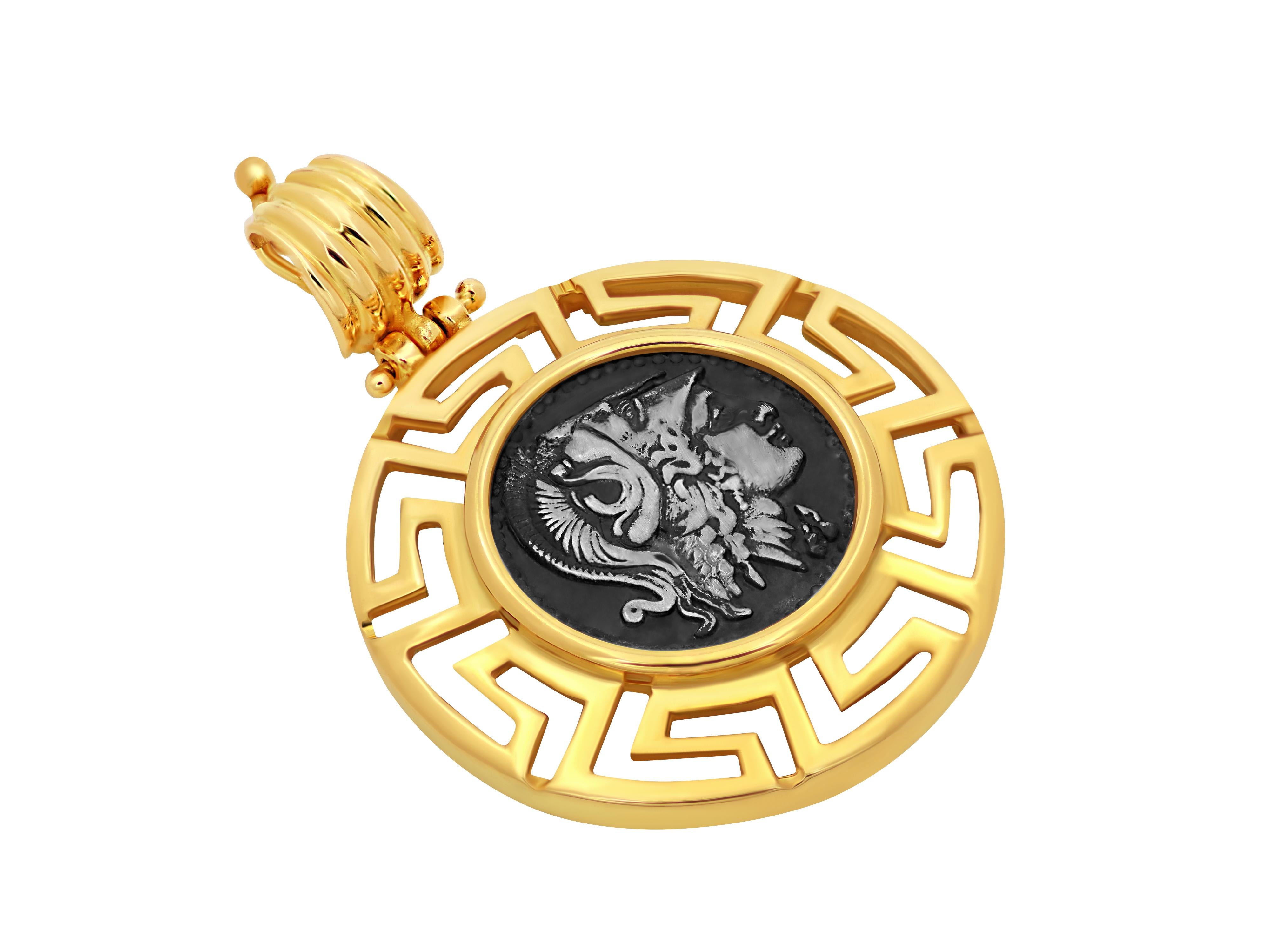 Néo-grec Dimos Pendentif déesse grecque Athena en or 18 carats avec clé en vente