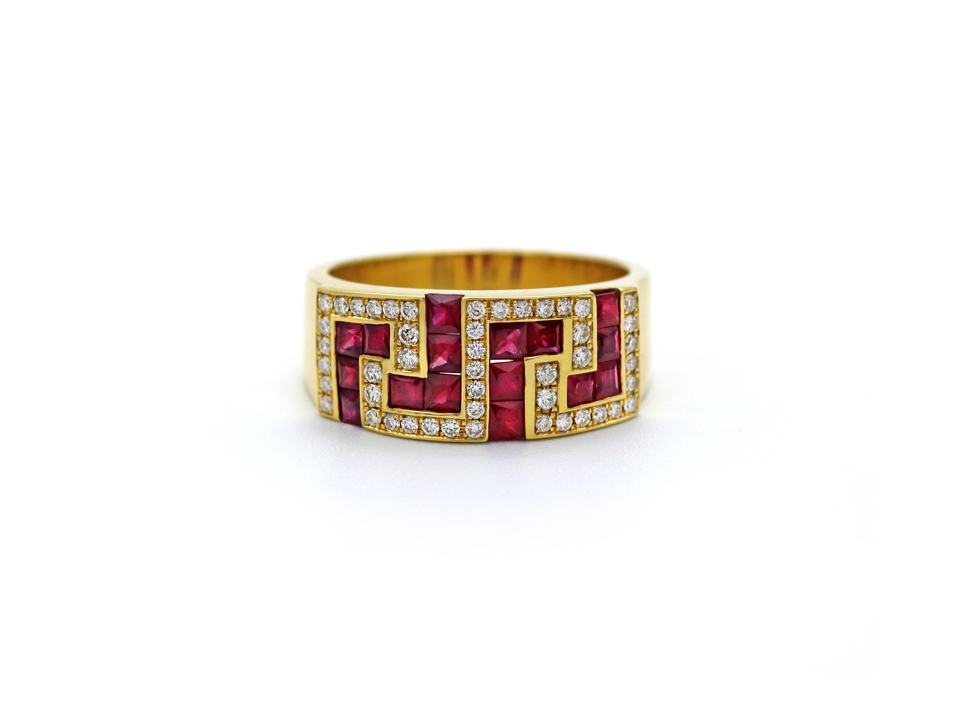 Grec classique Dimos, bague à anneau en or 18 carats avec rubis et clé grecque en vente