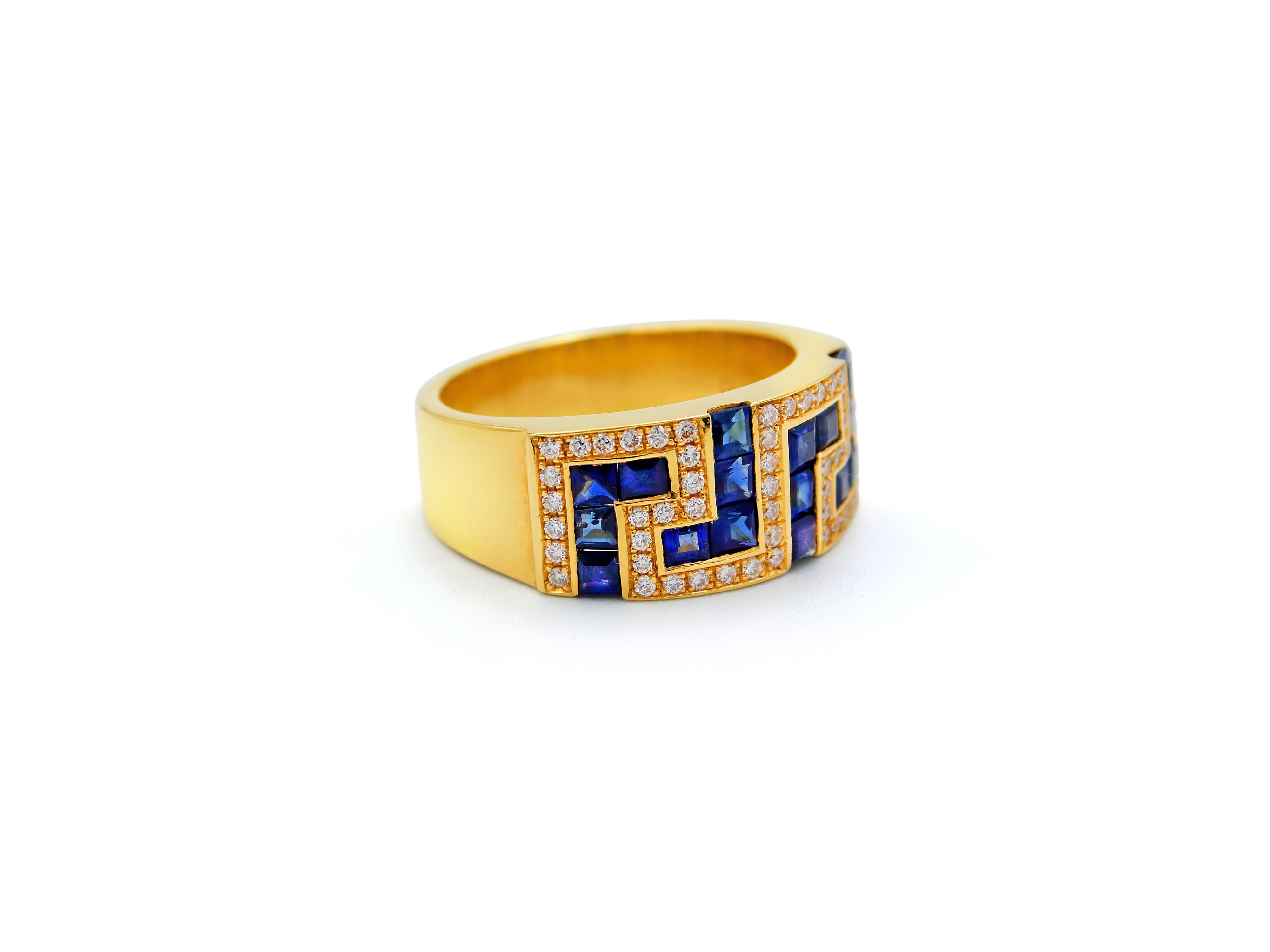 Bague anneau clé grecque en or jaune 18 carats Clé grecque sertie de 1,70 carats de saphirs bleus. Le cadre qui l'entoure est un pavage de diamants naturels de 0,40 carats qui ajoute lumière et luxe à la pièce. Le motif de la clé grecque est l'un