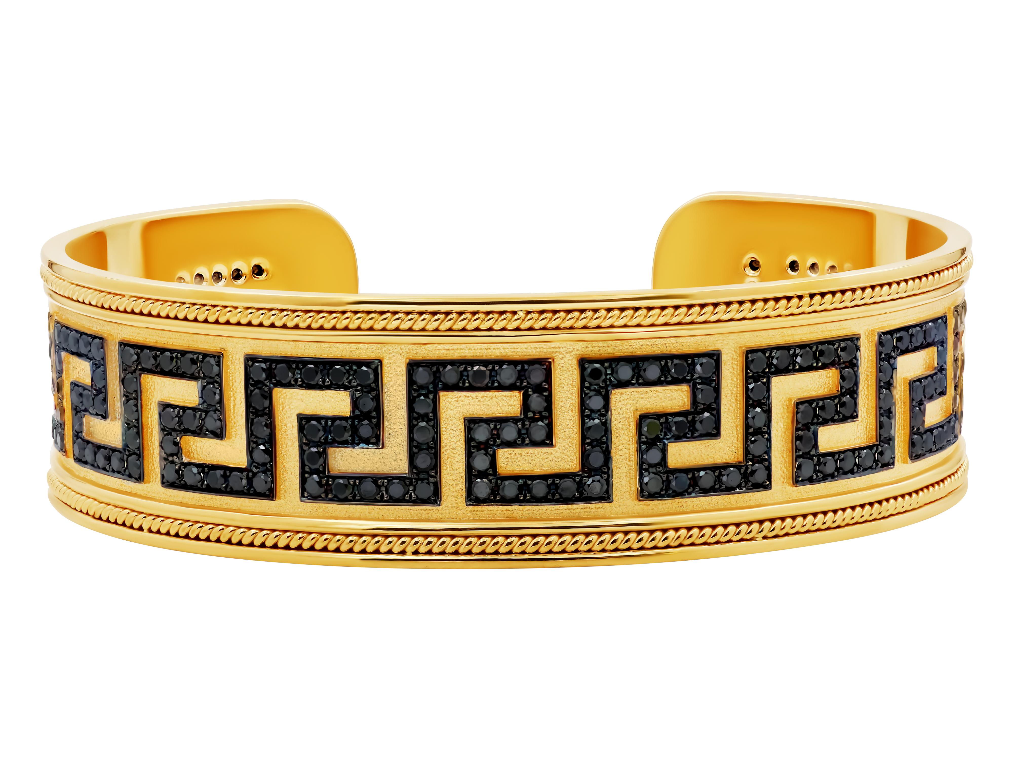 Manschettenarmband mit griechischem Schlüssel, handgefertigt von Dimos aus 18 Karat Gold mit 4,02 Karat schwarzen Diamanten mit natürlichem Brillantschliff. 
Die handgefertigten filigranen Fassungen sind solide und schwer und können sowohl zu einer