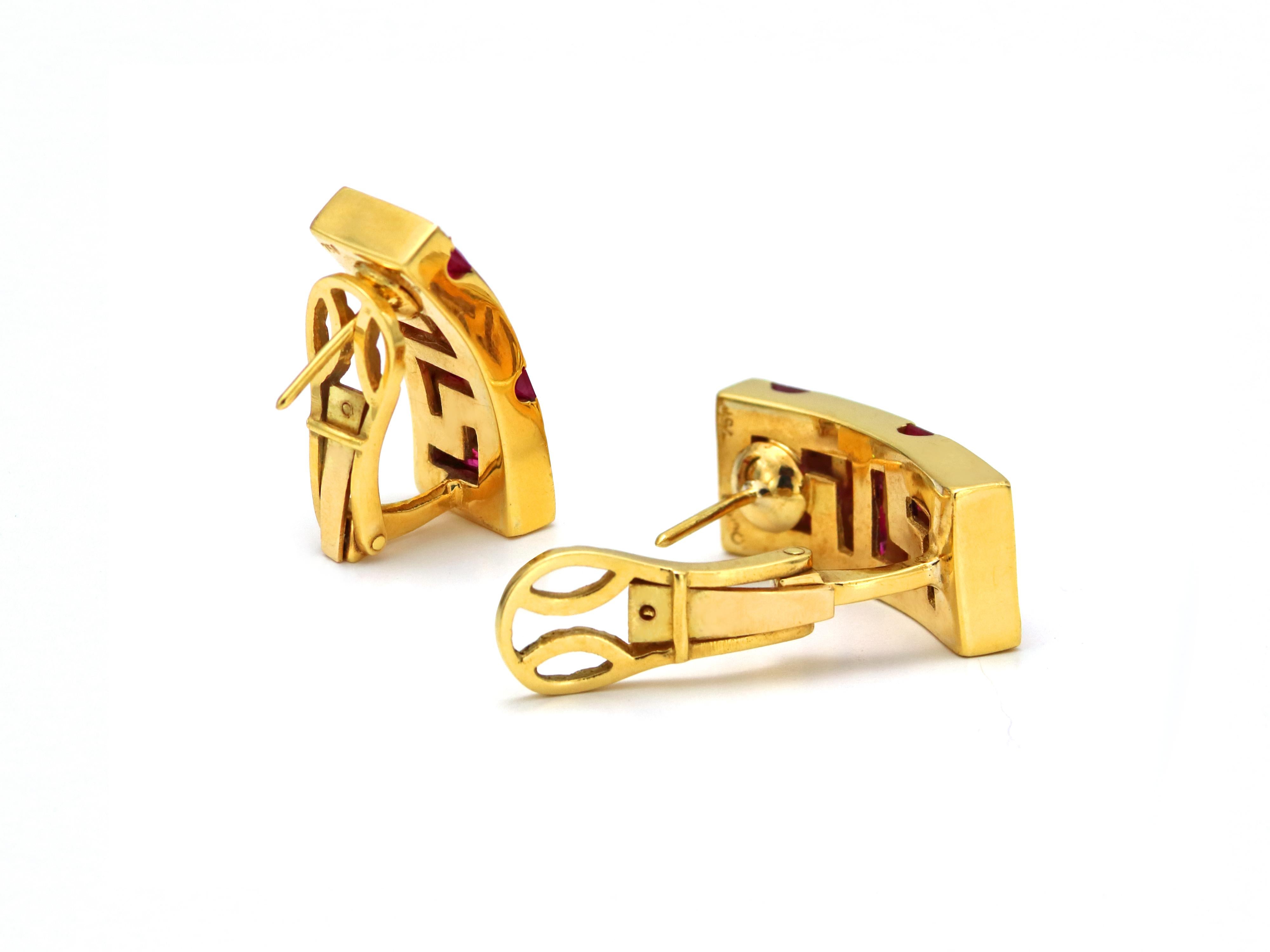 Néo-grec Dimos Boucles d'oreilles en or 18 carats avec clés grecques et rubis en vente