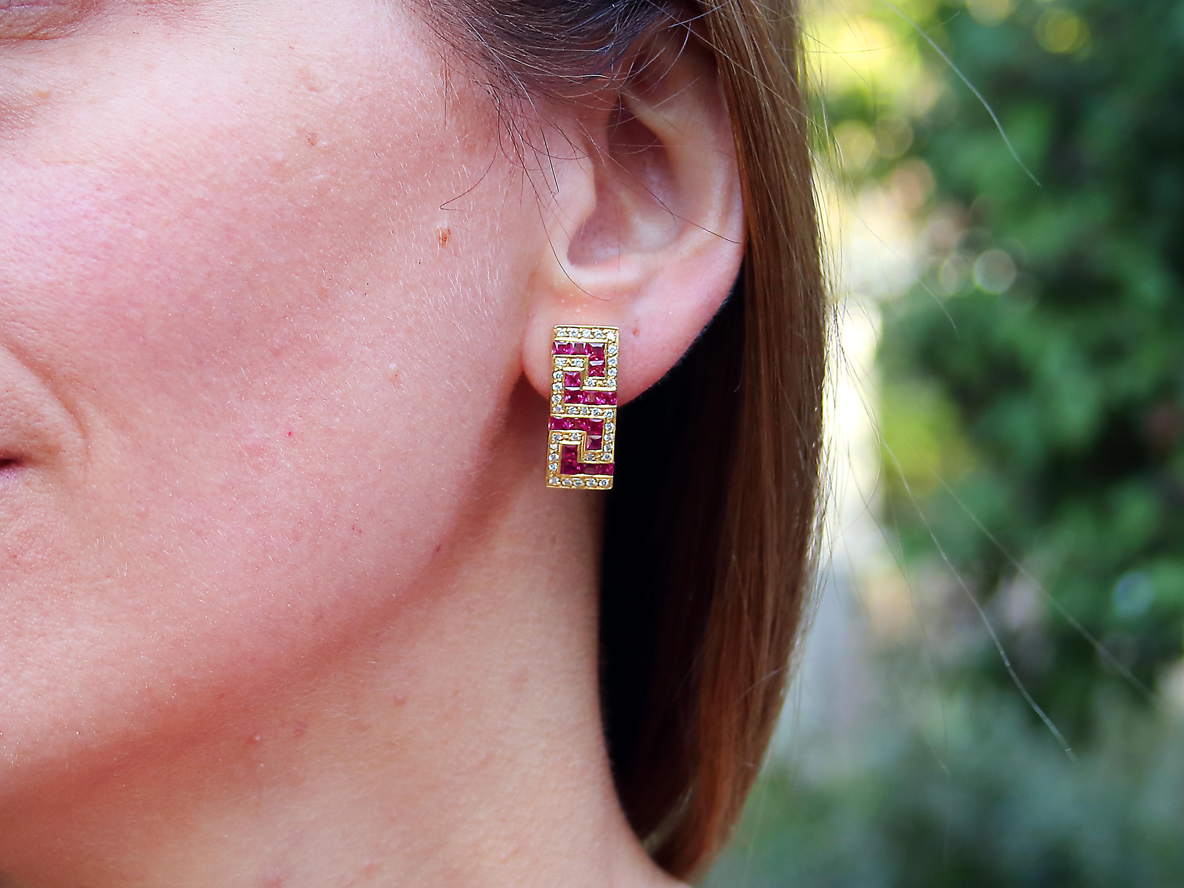 Dimos Boucles d'oreilles en or 18 carats avec clés grecques et rubis Neuf - En vente à Athens, GR