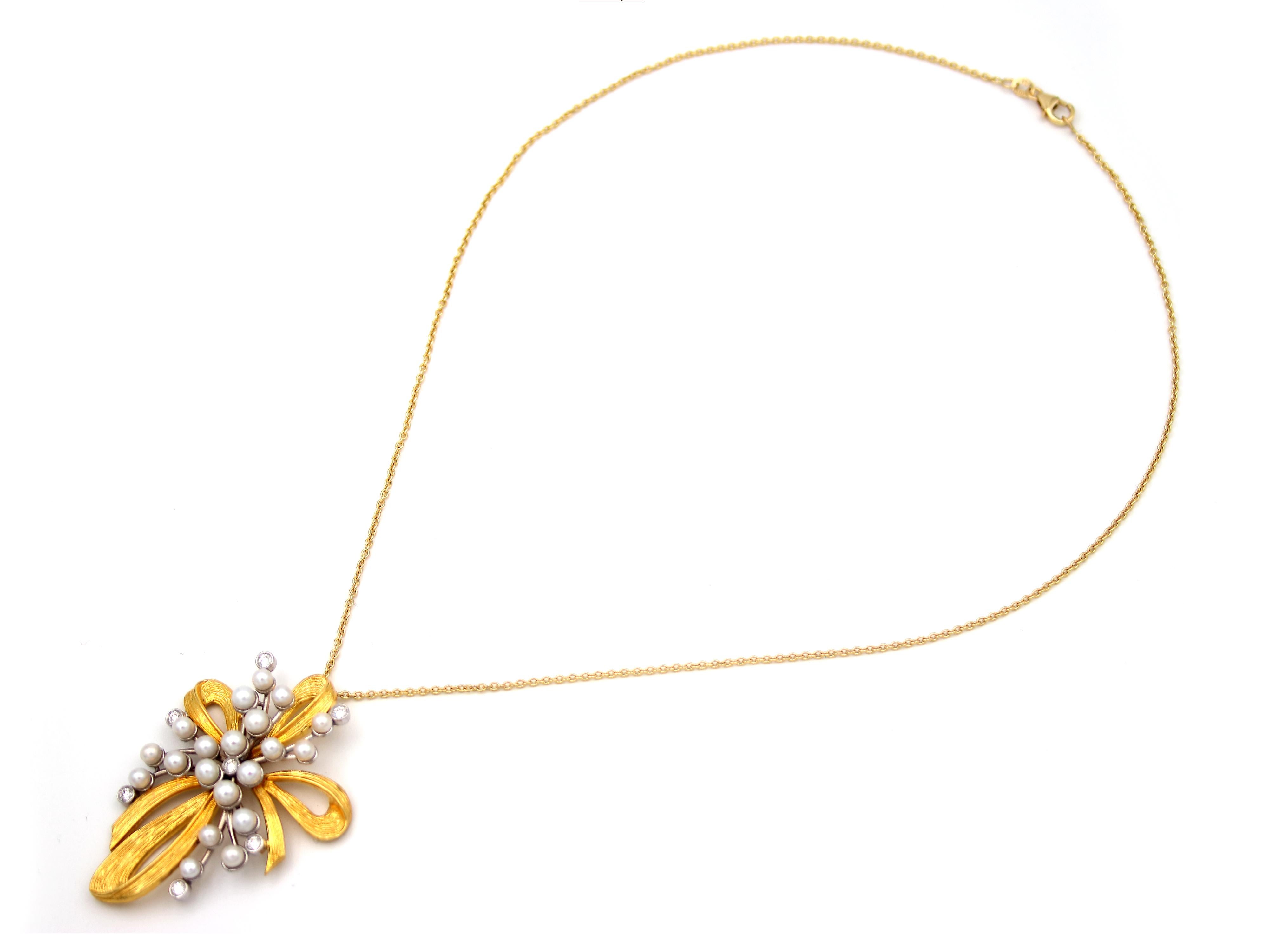 Taille brillant Dimos Collier à croix infinie en or 18 carats avec perles naturelles et diamants en vente