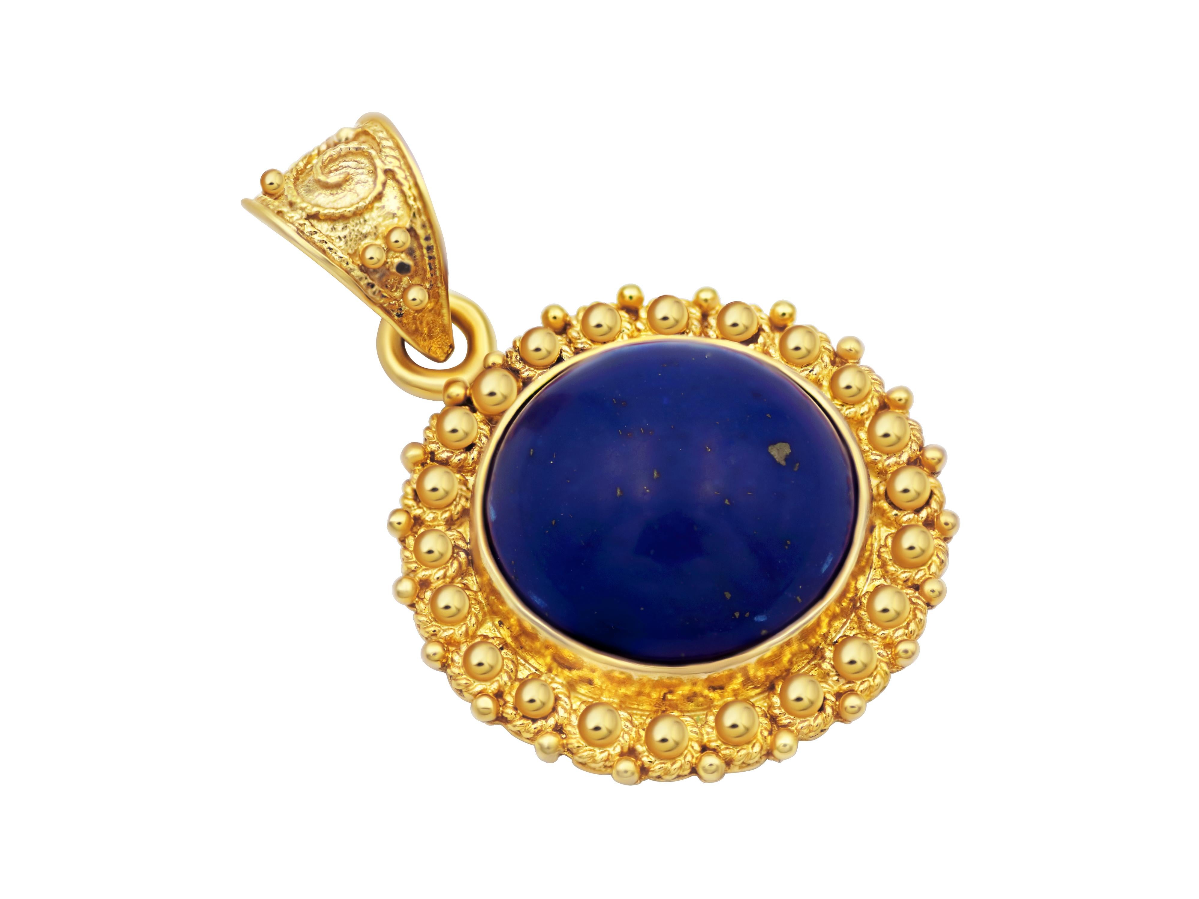 Pendentif avec Lapis Lazuli en or jaune 18k. Belle et artistiquement travaillée, sertie d'un cabochon de lapis naturel. Un bijou très quotidien et élégant.