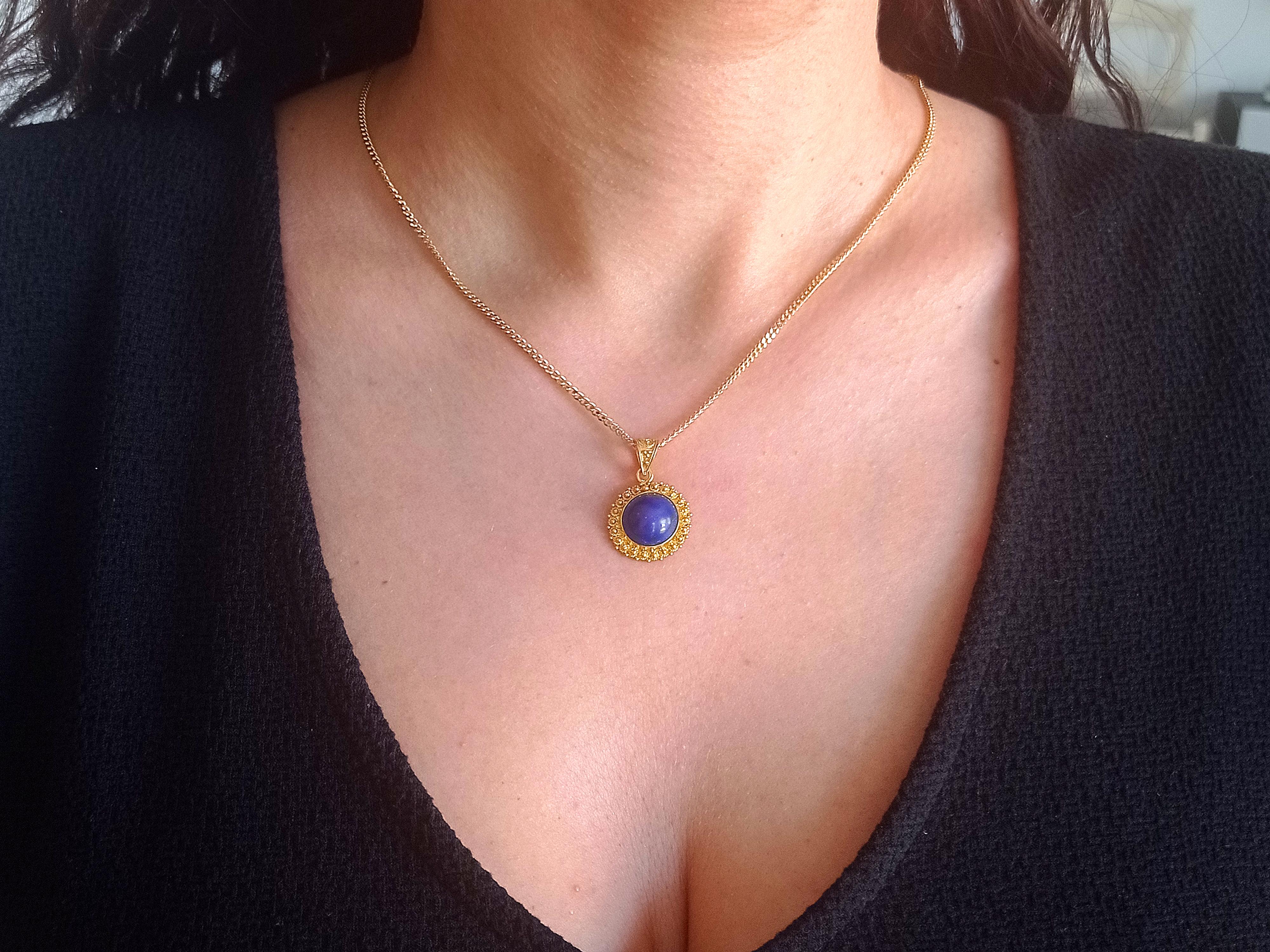 Taille cabochon Dimos Pendentif en or 18 carats et lapis-lazuli en vente