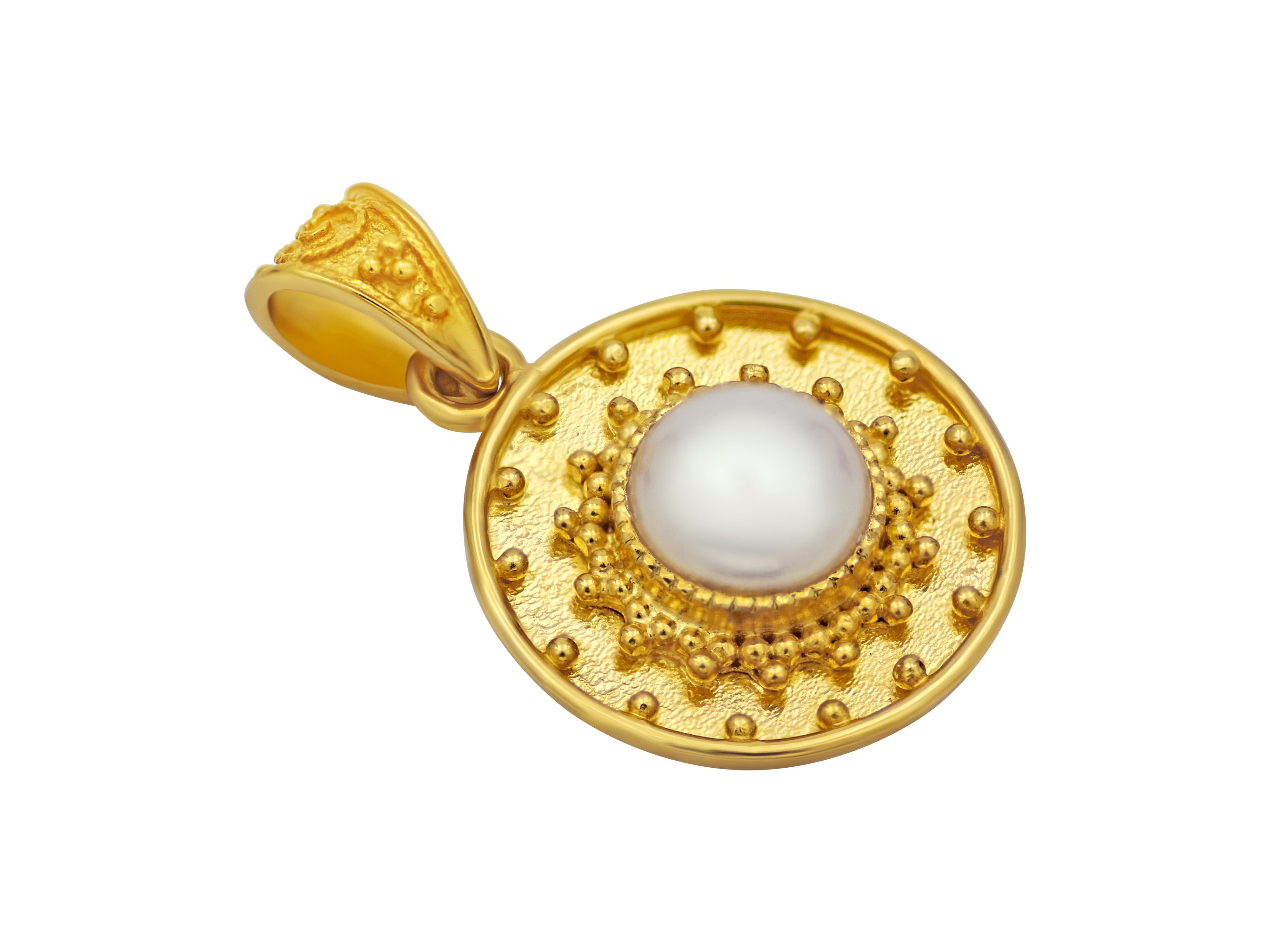 anhänger aus 18 Karat Gelbgold, komplett handgefertigt, umrahmt eine natürliche Perle mit granuliertem Kunstwerk. Eine ideale Größe, um Ihre Lagenanhänger zu vervollständigen.