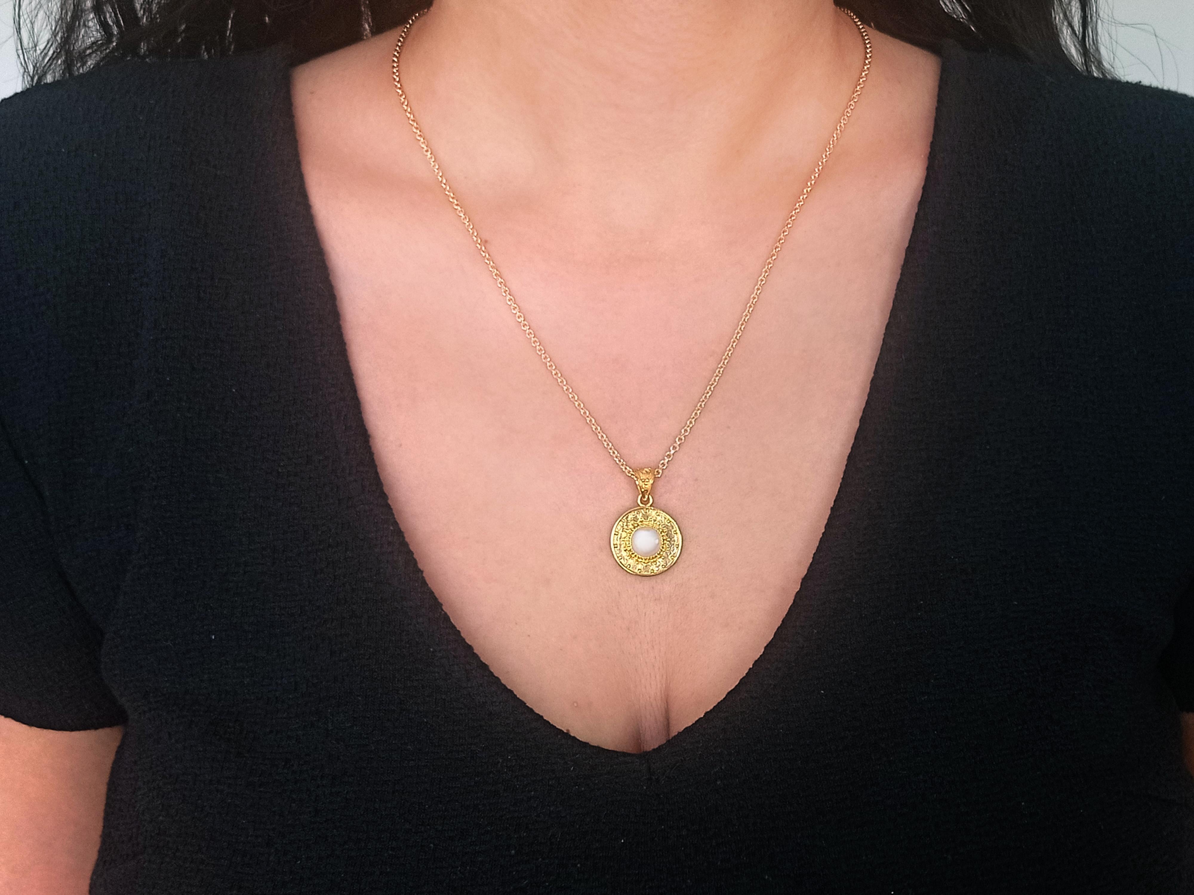 Taille ronde Dimos Pendentif en or 18 carats avec perles naturelles en vente