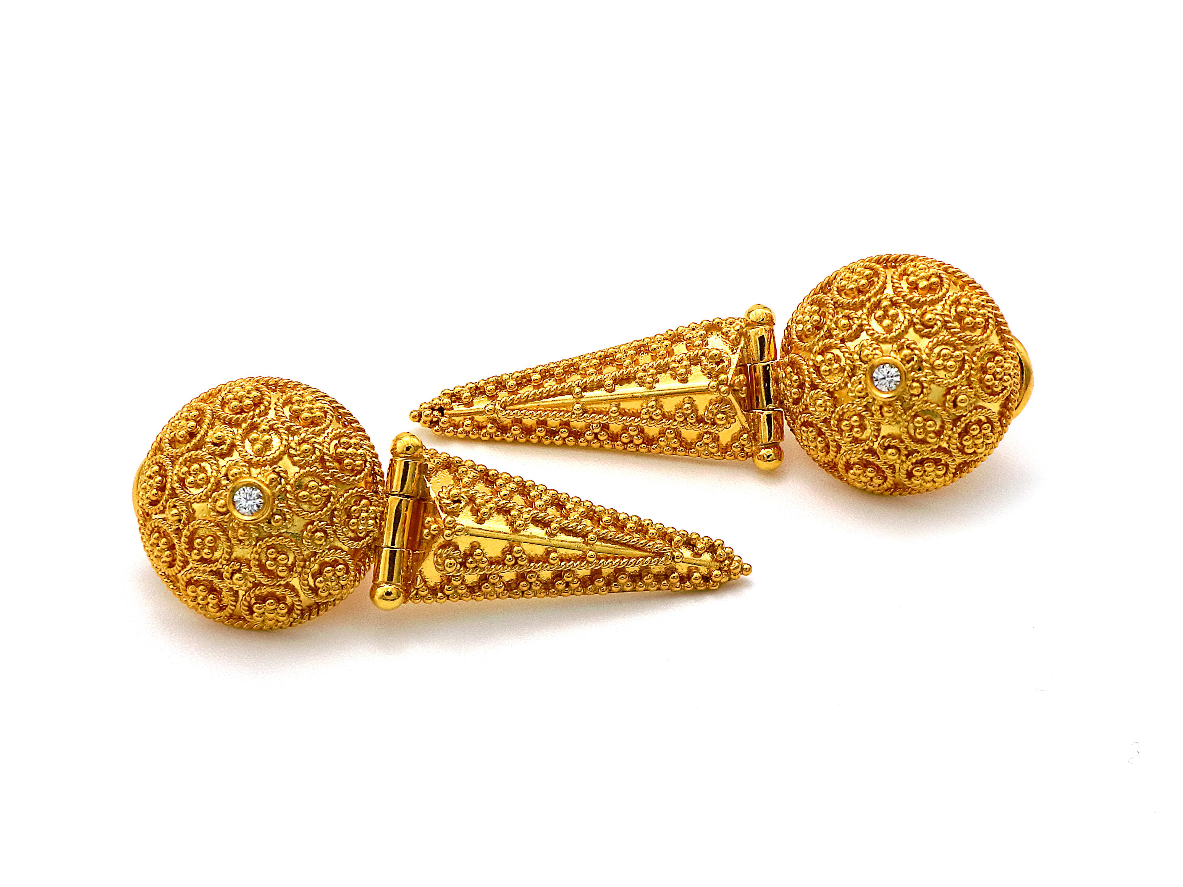 Boucles d'oreilles néoclassiques en or 18 carats avec un demi-cercle profondément décoré de filigranes et de granulations se terminant par une partie triangulaire pendante qui lui donne une essence plus longue avec un mouvement doux. Les deux
