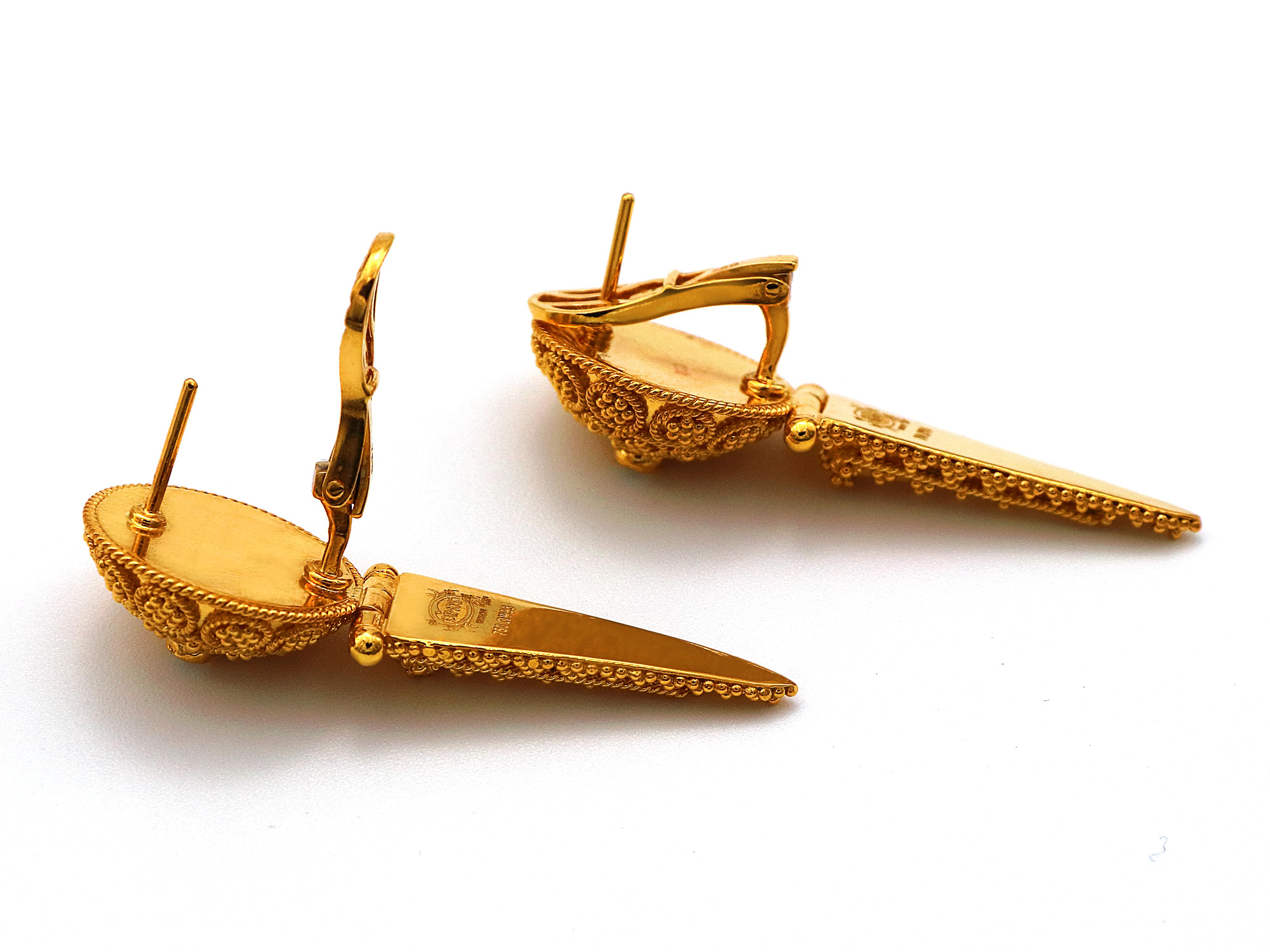 Néoclassique Boucles d'oreilles pendantes Dimos en or 18k avec diamants néoclassiques en vente