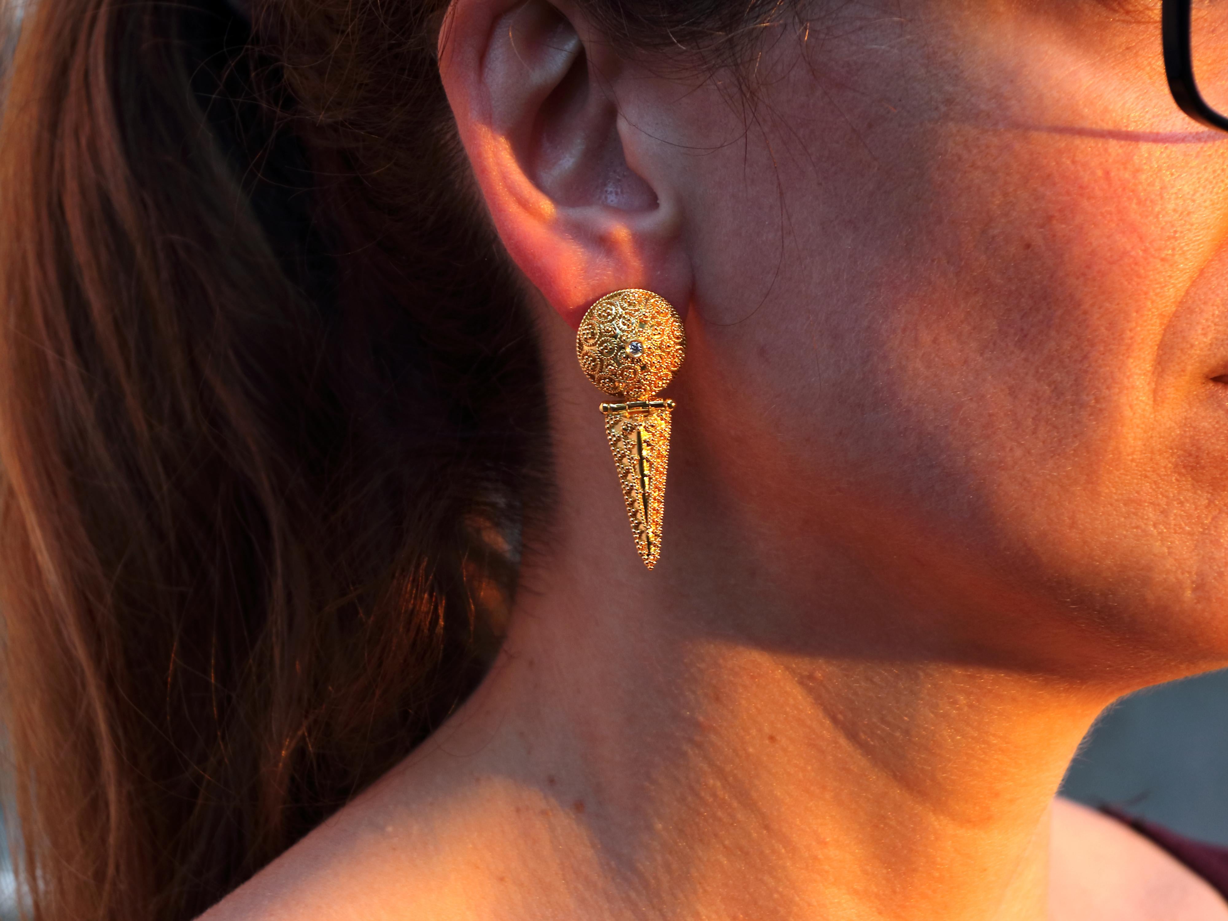 Boucles d'oreilles pendantes Dimos en or 18k avec diamants néoclassiques Neuf - En vente à Athens, GR