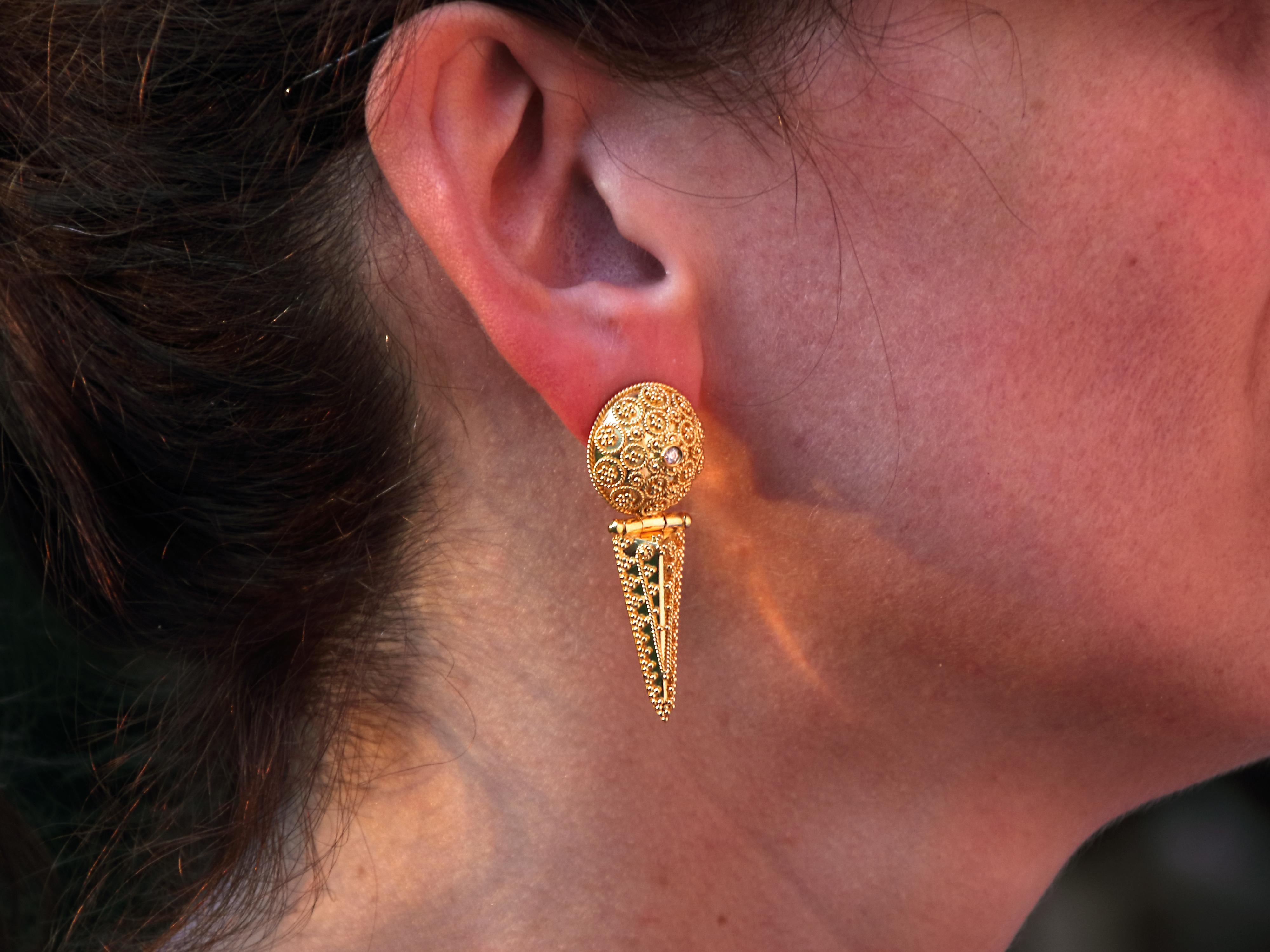 Boucles d'oreilles pendantes Dimos en or 18k avec diamants néoclassiques Pour femmes en vente