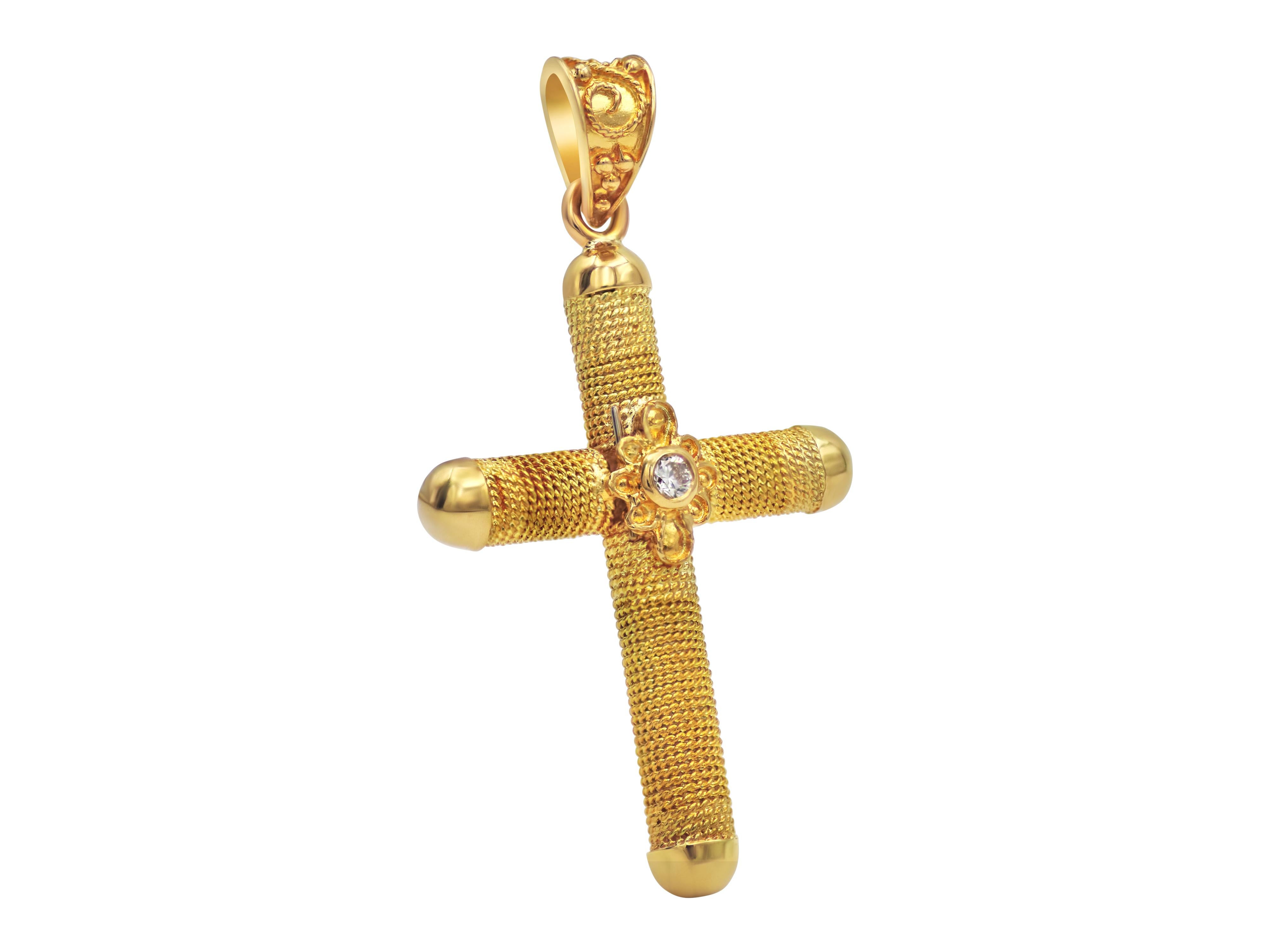 Neoklassisches Kreuz aus 18 Karat Gelbgold mit filigranen Elementen. In der Mitte beherbergt eine Rosette einen Diamanten, um ihm Geschmack und Licht zu verleihen. Einfach, aber sehr elegant, glatt und in der richtigen Größe.