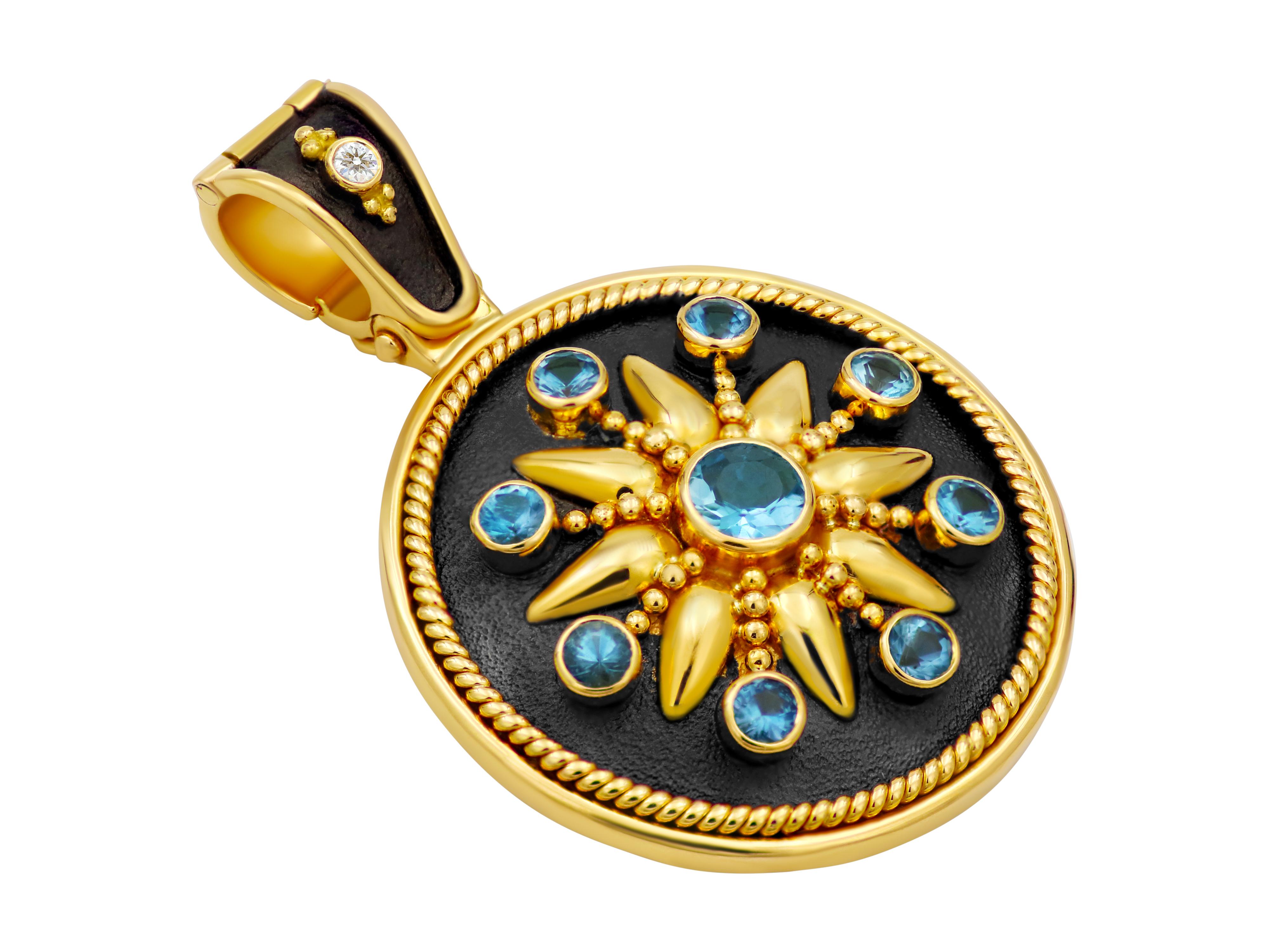Noir collection pendant in 18 karat yellow gold with 0.60 carats aquamarines. A mystique total look is created by this beautiful gemstone and a dramatic contrast between the gold and the black platinum finish. The bezel also opens and it’s decorated