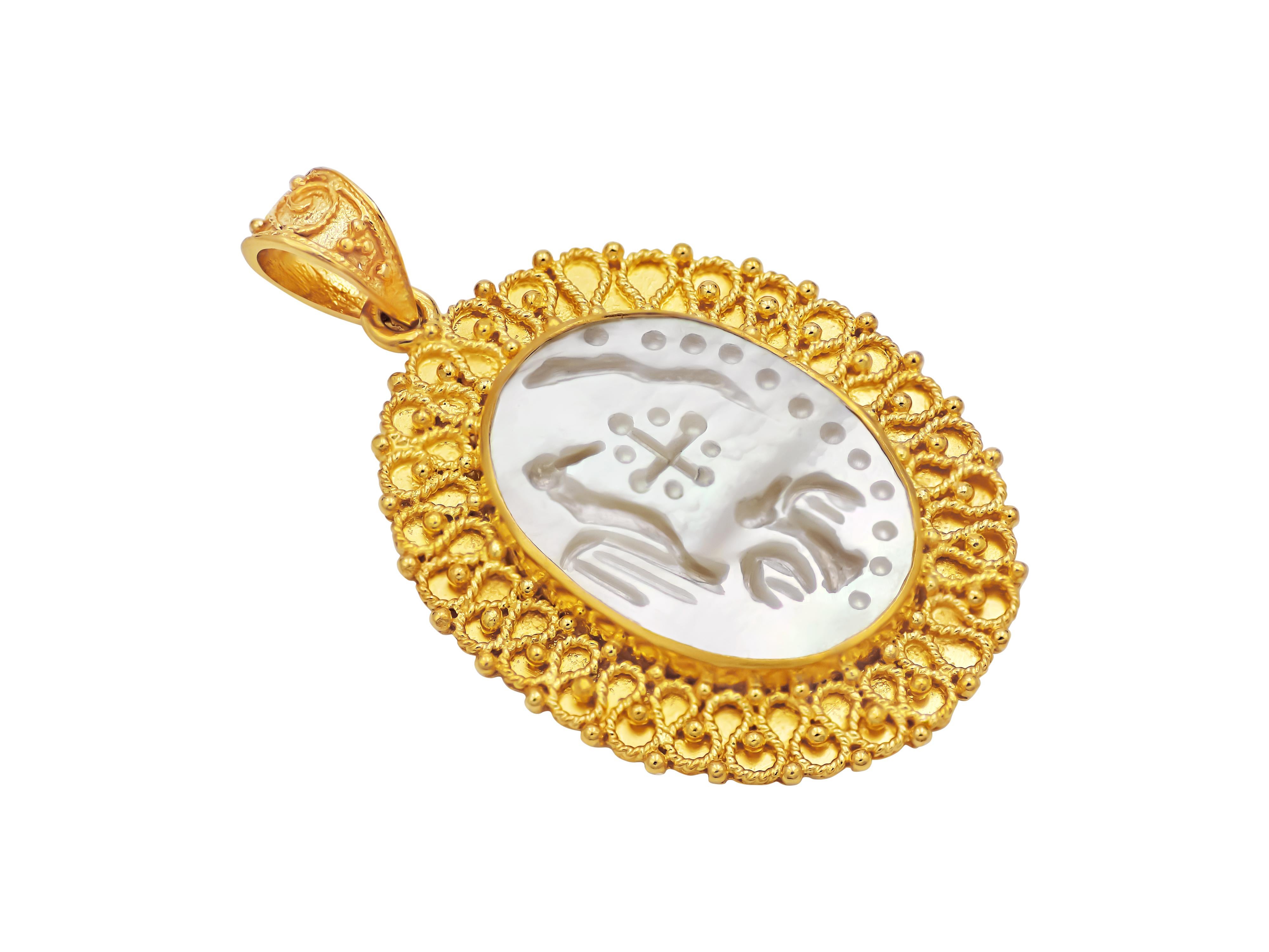 Pendant with mother of pearl in 18 karat yellow gold and carved with a museum inspired theme of Doves. An incredible framing of filigrees and granulation gives it character and dimension.