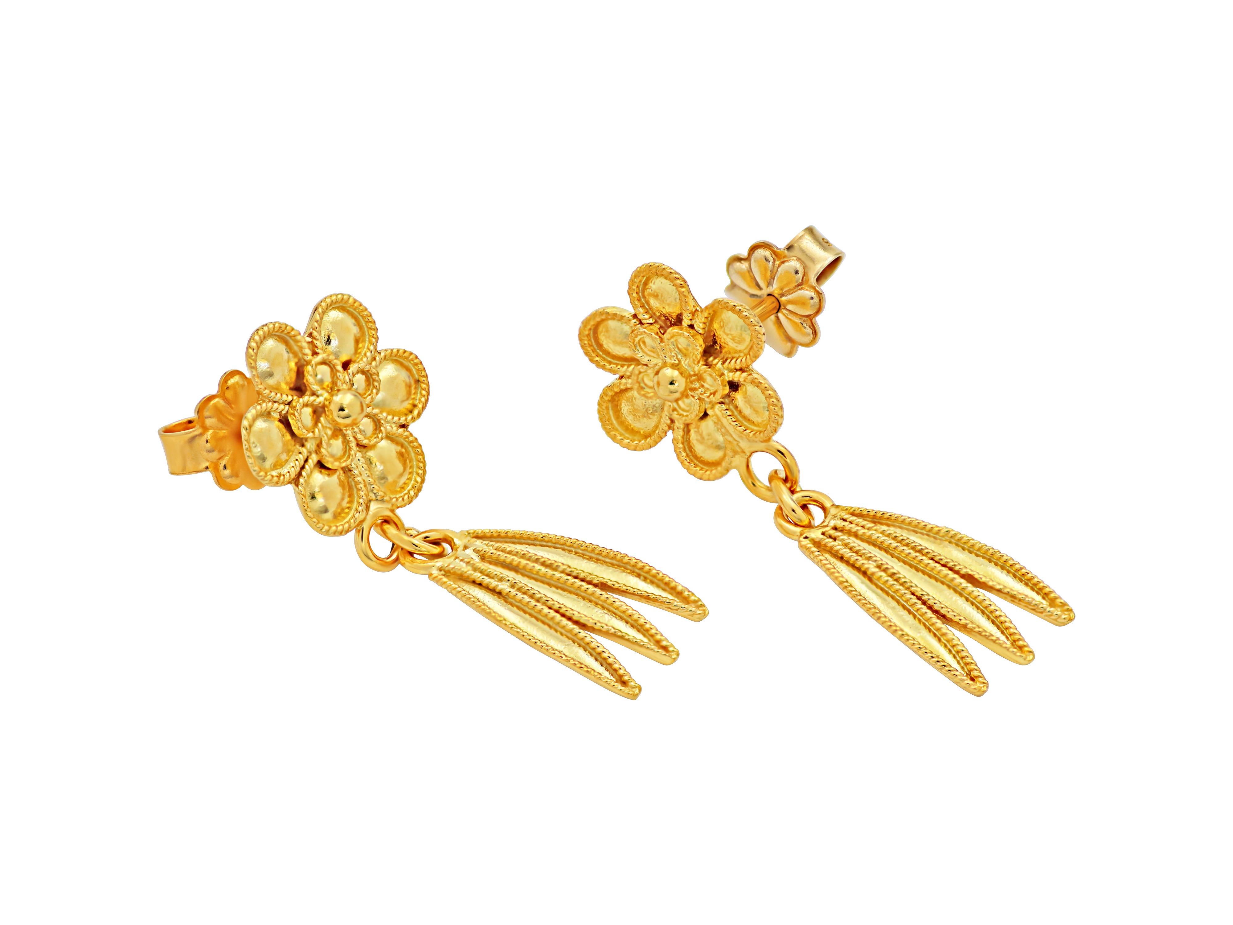 Dangle rosette earrings with Acanthus leaves in 18k yellow gold. A neoclassical museum style work that shows class taste and knowledge.