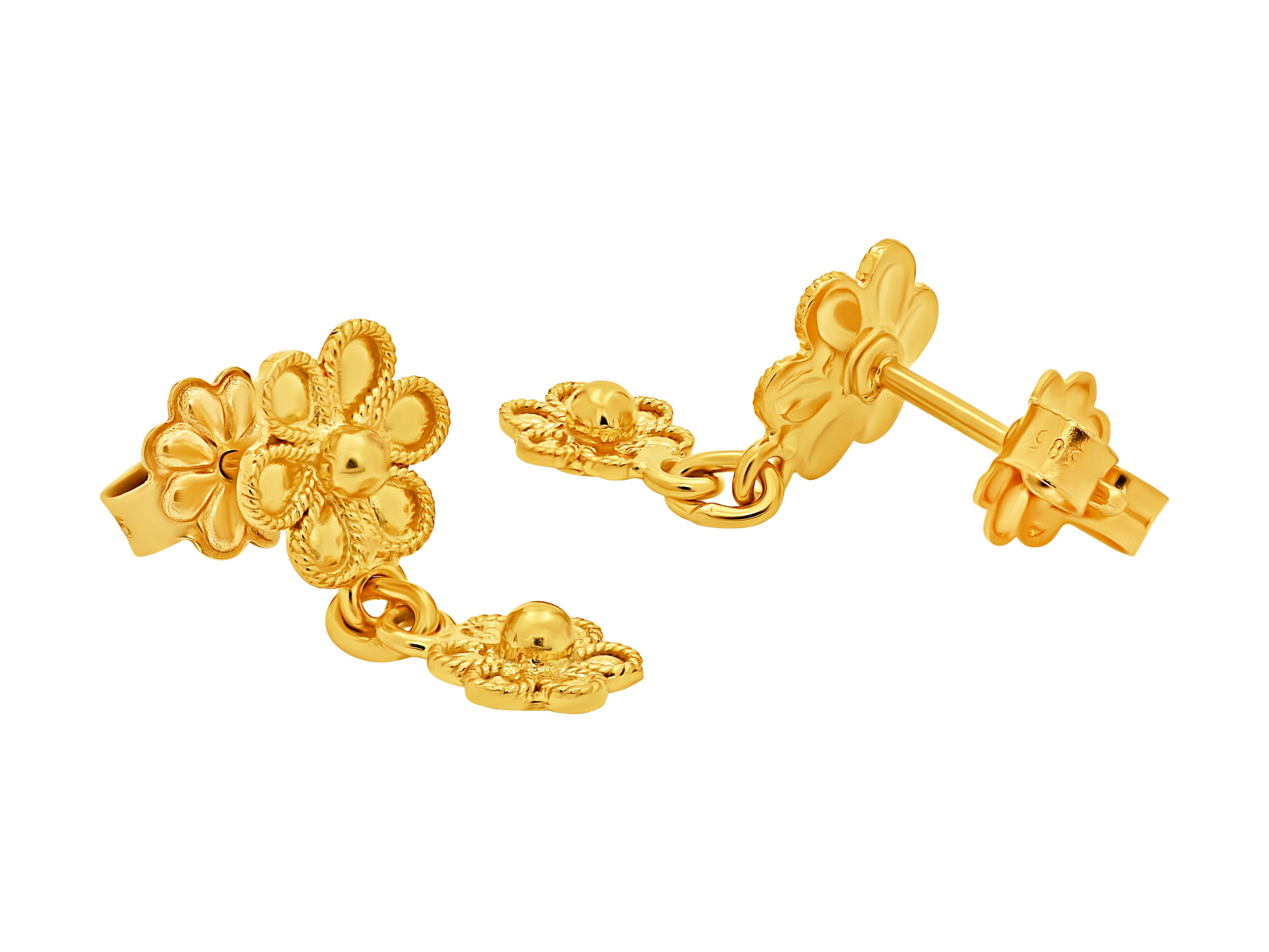 Dangle rosettes earrings with fligrees in 18k yellow gold. A neoclassical museum style work that shows class taste and knowledge.