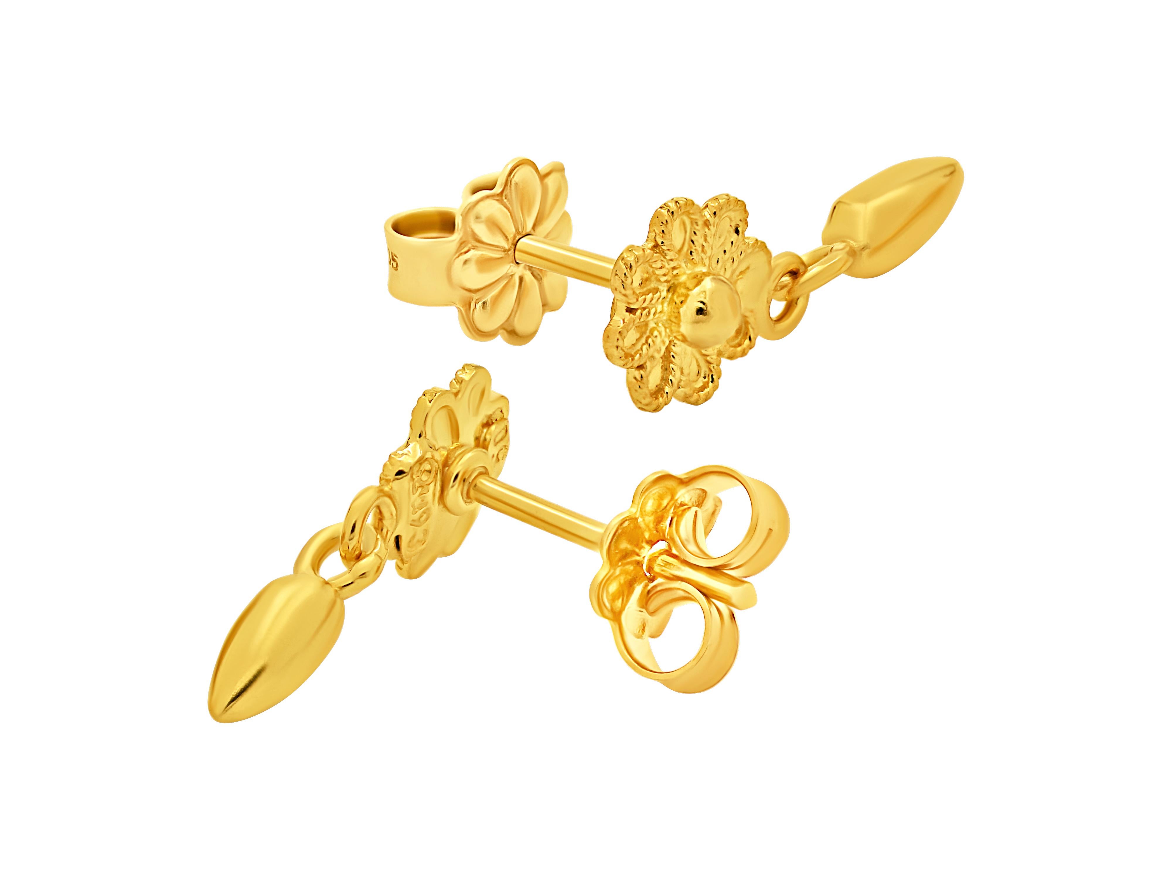 Dangle rosettes earrings with filigrees in 18k yellow gold. A neoclassical museum style work that shows class taste and knowledge.