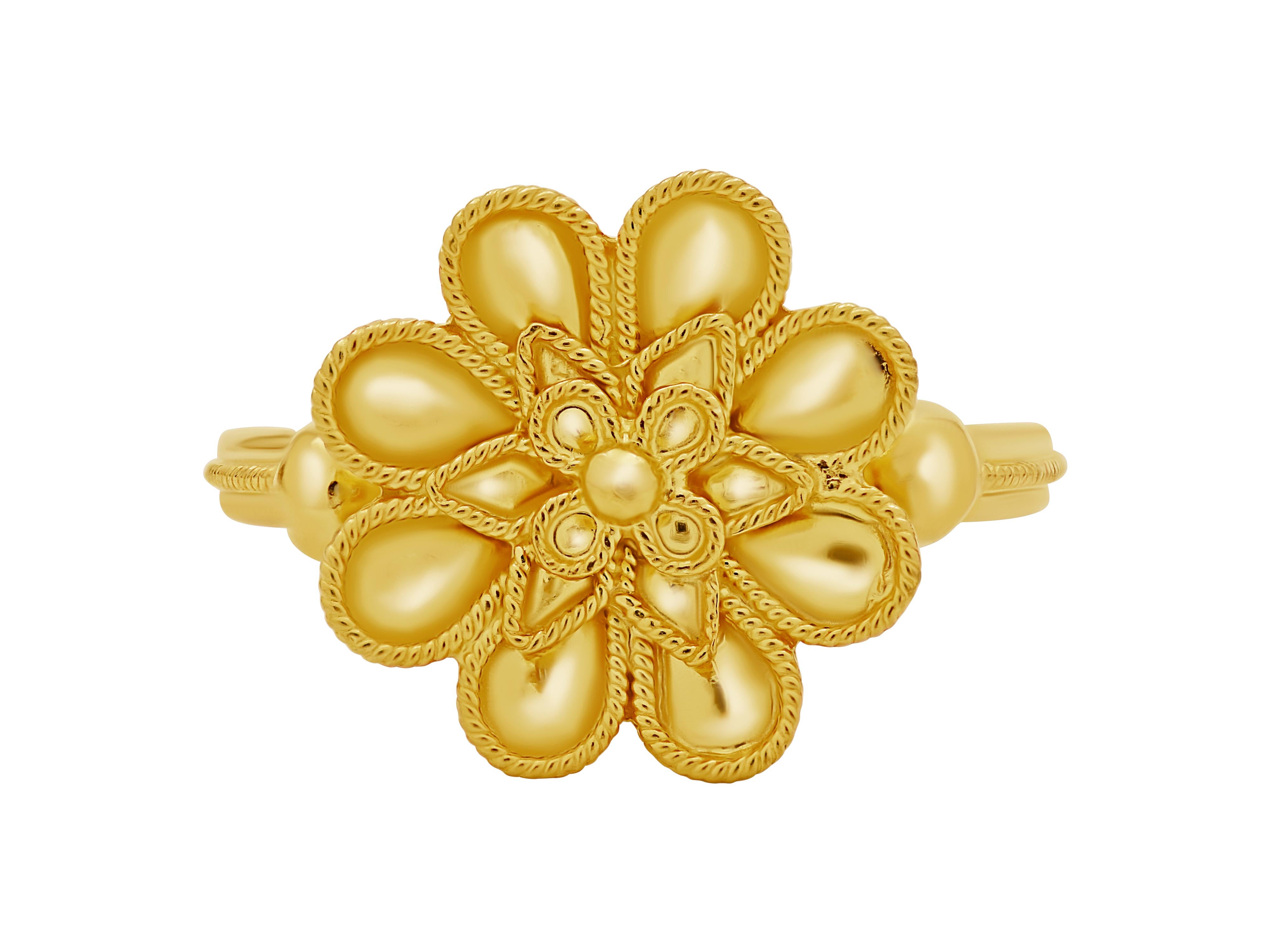 The rosette ring in its triple version set in 18k yellow gold. A museum legend that it’s been so presented in our history here in triple leaf with filigrees. Thin band for comfort wear also with filigree decoration.
