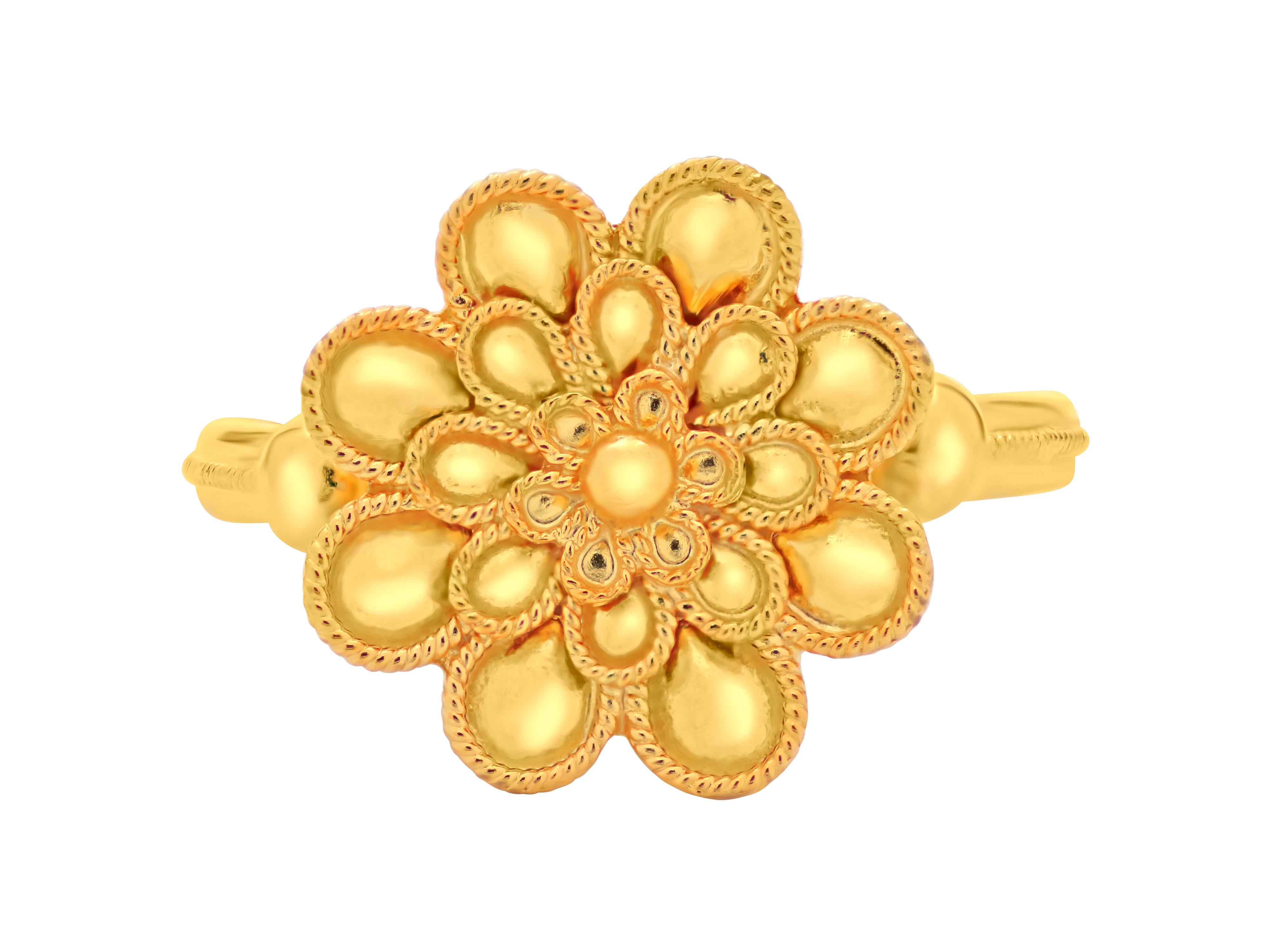 The rosette ring in its triple version set in 18k yellow gold. A museum legend that it’s been so presented in our history here in triple leaf with filigrees. Thin band for comfort wear also with filigree decoration.