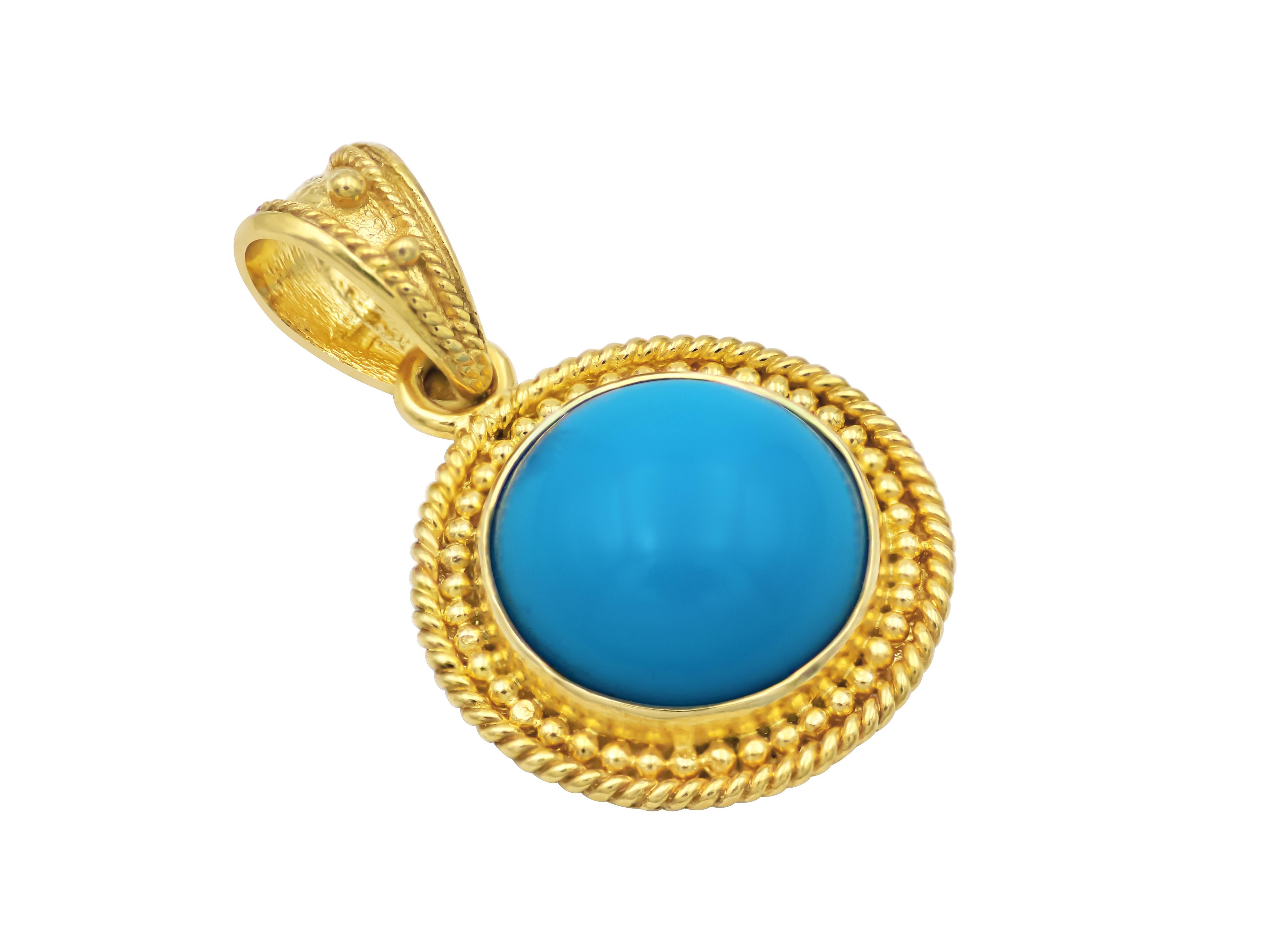 Pendentif en or jaune 18k avec une turquoise naturelle. Petit dans un style assez peu chargé avec le filigrane extérieur et une ligne de granulation peut être jumelé avec n'importe quel autre que vous voulez ajouter. 