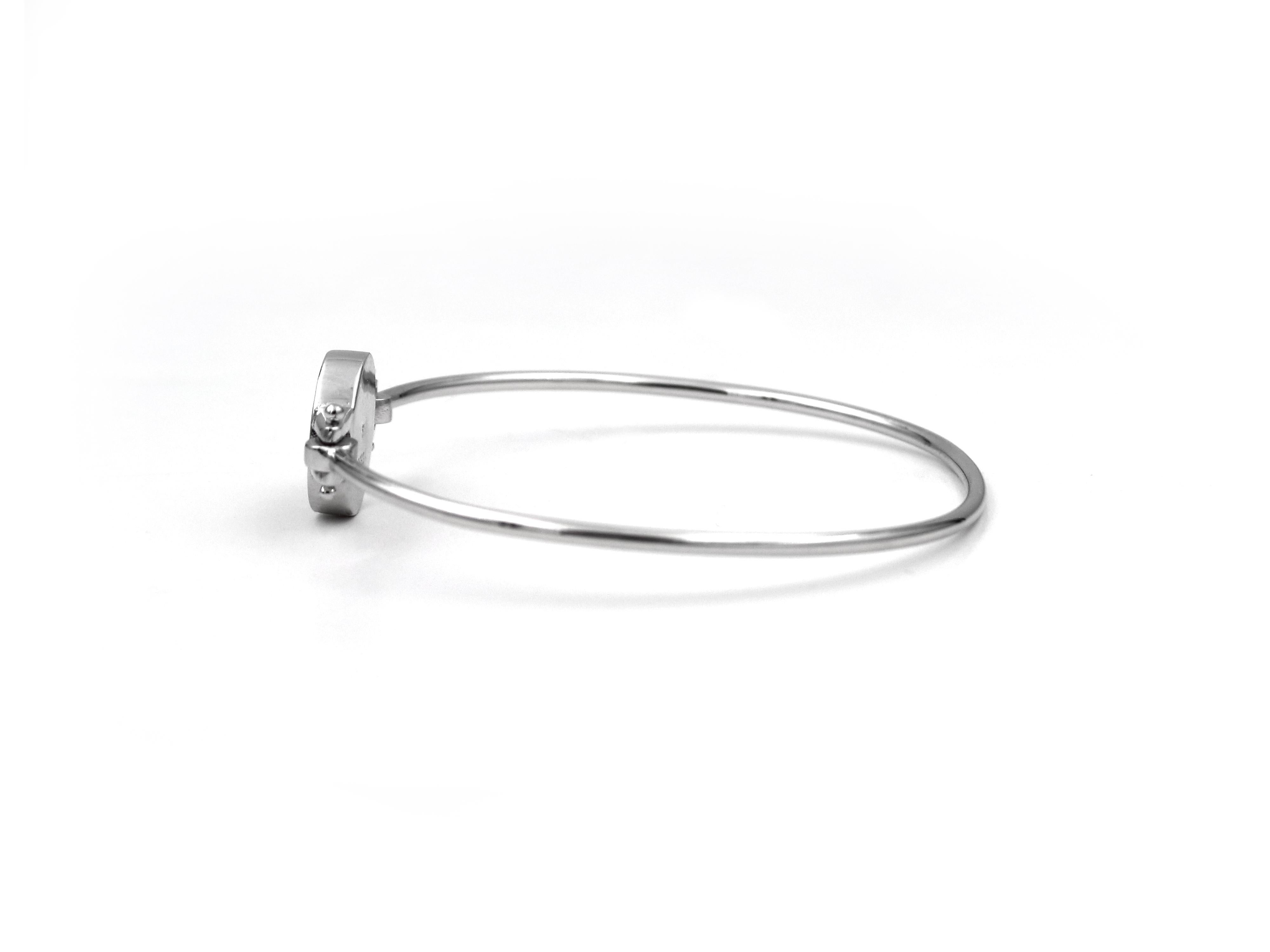 Dimos 18k Weißgold Evil Eye Armreif Armband mit Rubinen und Diamanten (Brillantschliff) im Angebot